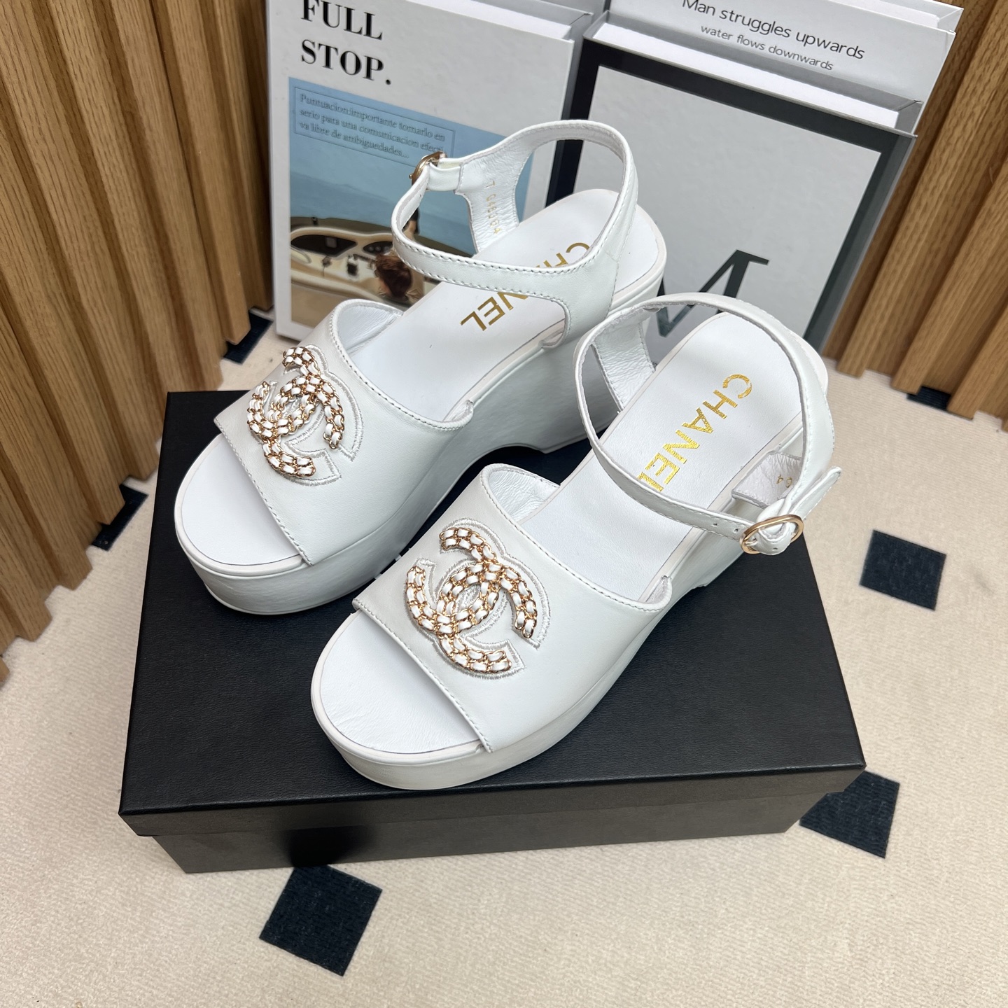 NO:250222,2025★★★★★★ Many celebrities are here to watch, a versatile series that domestic and foreign bloggers are popular. A must-have for spring and summer wardrobe matching. Sandals are the first choice. Upper imported sheepskin inner lining: imported crystal sheepskin inner lining, original mold-open custom rubber sole Shoe size: 35-39 (34, 40, 41, customized without return) Delivery luxury latest counter synchronous packaging, sandals, sandals, sheepskin198609092025★★★★★ 众多明星网红上脚,国内外博主刷爆的一个百搭系列,春夏衣橱搭配必备 凉鞋首选. 鞋面进口羊皮  内里: 进口水晶羊皮内里 大底原版开模定制橡胶底 鞋码: 35-39（34、40、41、定做不退换） 配送豪华最新专柜同步包装,凉鞋,sandals,sheepskin,Women's Shoes