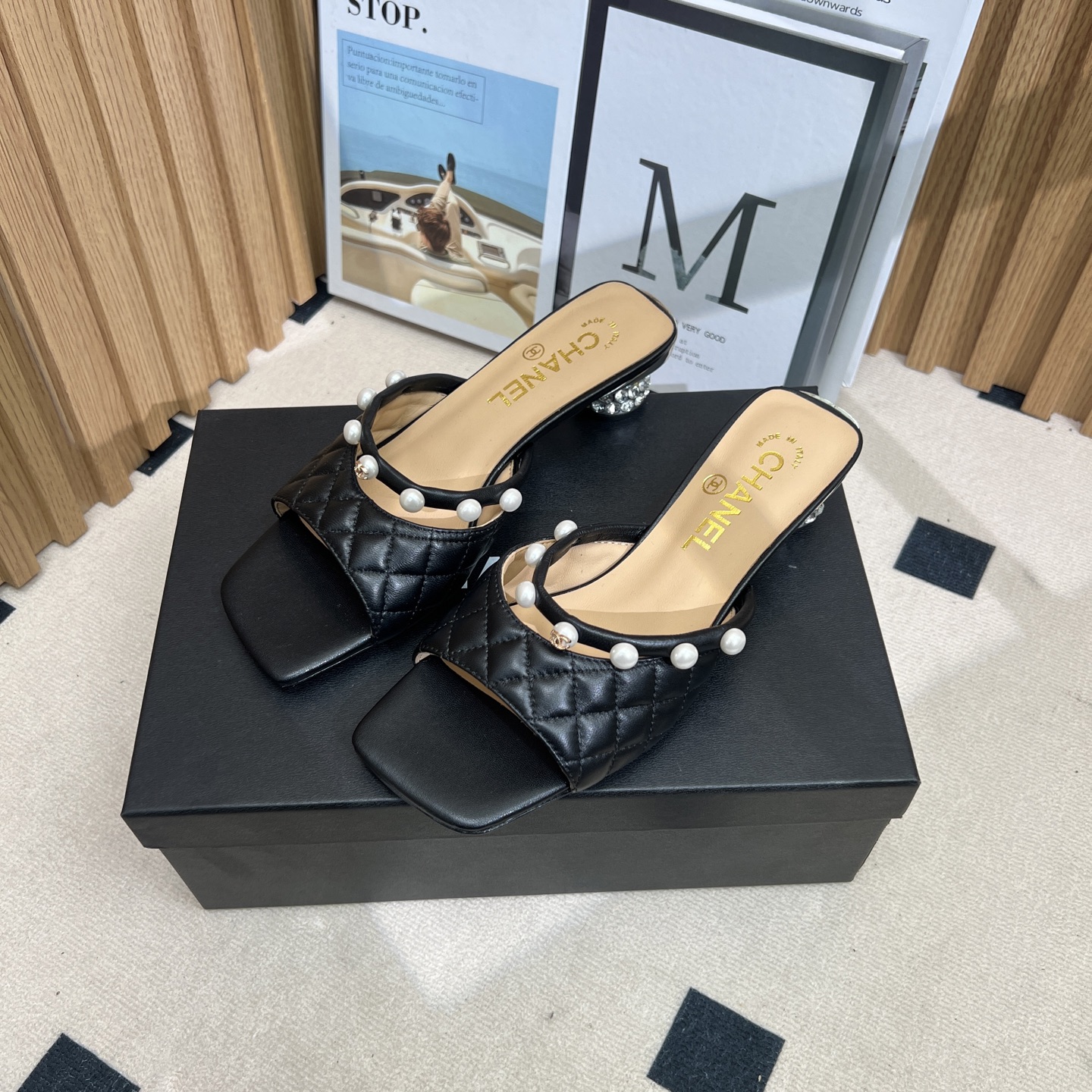 NO:250198,2025★★★★★★ Many celebrities are here to watch, a versatile series that domestic and foreign bloggers are popular. A must-have for spring and summer wardrobe matching. Sandals are the first choice. Upper imported sheepskin inner lining: imported crystal sheepskin lining, original mold-open custom leather sole Shoe size: 35-39 (34, 40, 41, customized without return) Delivery luxury latest counter synchronous packaging, high heels, slippers, sheepskin198609092025★★★★★ 众多明星网红上脚,国内外博主刷爆的一个百搭系列,春夏衣橱搭配必备 凉鞋首选. 鞋面进口羊皮  内里: 进口水晶羊皮内里 大底原版开模定制真皮底 鞋码: 35-39（34、40、41、定做不退换） 配送豪华最新专柜同步包装,高跟鞋拖鞋,sandals,high heels,slippers,sheepskin,Women's Shoes