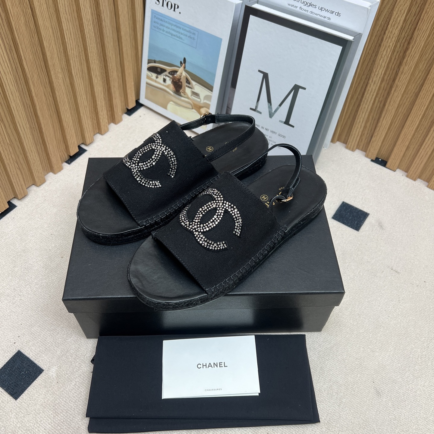 NO:250178,* Xiaoxiang 2025 spring and summer. Latest hemp rope thick-soled beach sandals!  A must-have magic button sandal every year, this is the simplest and most trendy versatile artifact!  Super attractive!  Materials are one-size-fitting, velvet original logo buckle. Pure copper material is made of non-oxidized, and the difference between two layers of genuine leather sole is also the market lower version. Upper denim, inner lining/foot pad imported sheepskin, outsole hemp rope rubber, size 35-40, 40 customized, sandals, sandals, sheepskin19860909* 小香2025春夏.最新麻绳厚底沙滩凉鞋！ 每年必入魔术扣凉鞋,这款是最简单而且最潮的万能百搭神器！超级耐看哟！材料一比一定制天鹅绒原版logo饰扣.纯铜材质不氧化大底也是两层真皮底区别市场低版本 鞋面牛仔布 内里/垫脚进口羊皮 大底麻绳橡胶 码数35-40 40定做,凉鞋,sandals,sheepskin,Women's Shoes