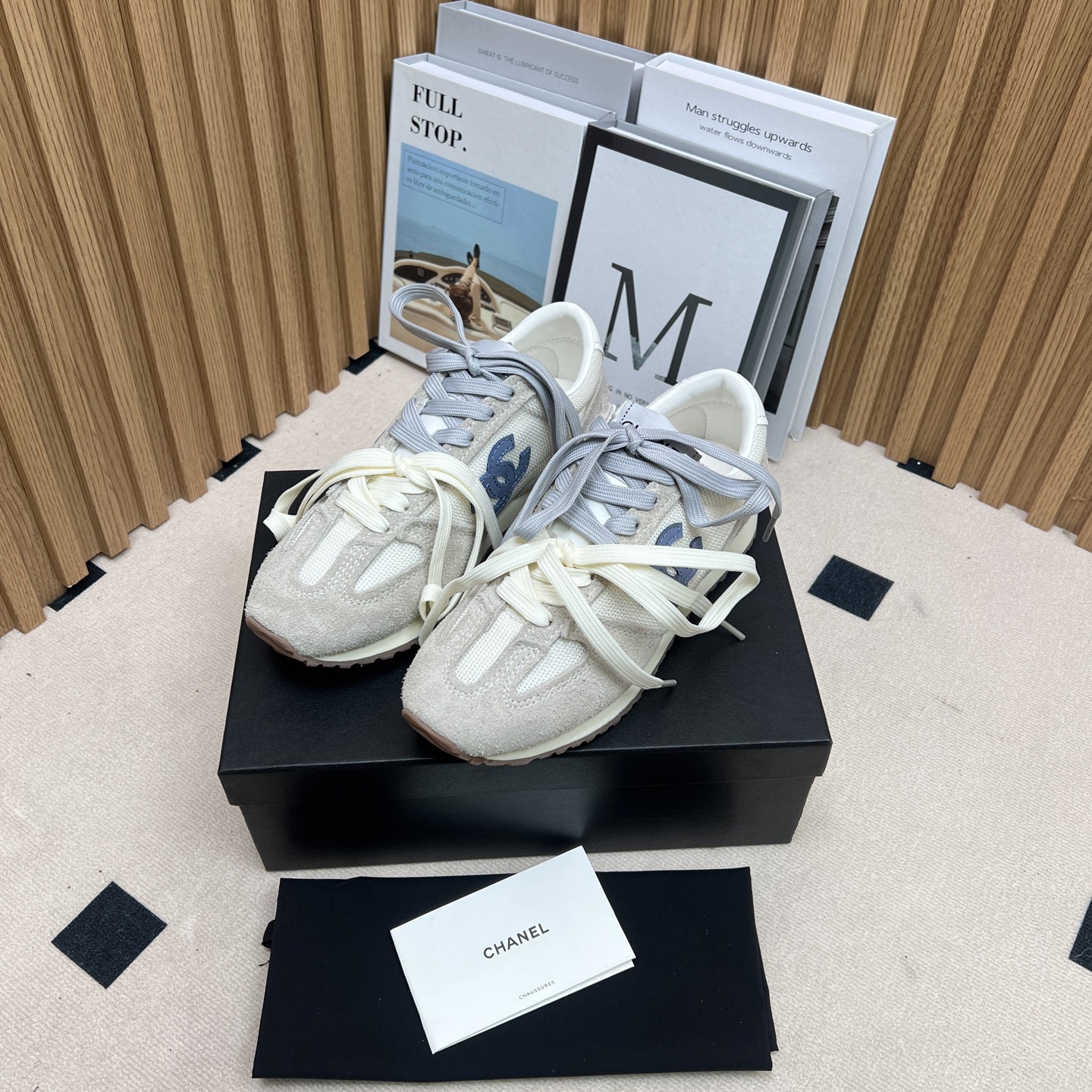 NO:250214,Top casual sneakers for the 2025 counter This classic design; the upper is crafted and electric embroidered with various craftsmanship; the sole is fashionable and sporty; it is an extraordinary variety of color matching elements... The diversified mix and match is very beautiful and versatile, casual, fashionable, sports, and outdoors can be taken into account... Go material The upper is made of original imported silk cowhide   original tarp   original head-layer cowhide The inner part is made of original breathable mesh Outsole based on original TPU combination sole Premium packaging for women 35–41 40 41 Customized, casual shoes/sports shoes, sneakers, cowhide198609092025专柜顶级休闲款运动鞋 这款经典设计；鞋面多种工艺电绣的风格；大底却时尚运动；不平凡的拥入了多种配色元素…… 多元化混搭非常好看百搭,休闲,时尚,运动,户外都能兼顾…… Go 材料 鞋面采用 原版进口头层丝绸牛皮 原版防水布 原版头层牛皮 内里采用 原版透气网 大底根据 原版TPU组合大底 专柜精品包装全套女35–41 40 41定做,休闲鞋/运动鞋,sneakers,cowhide,Women's Shoes