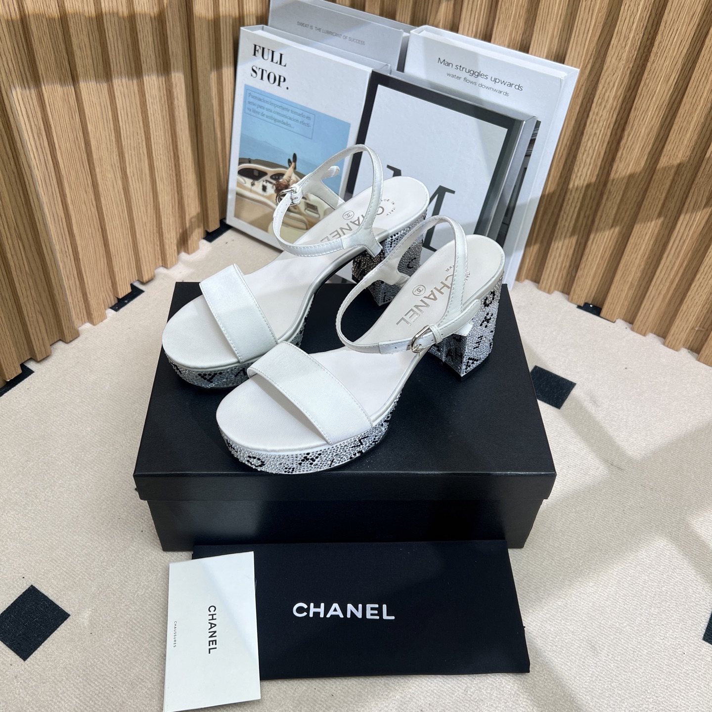 NO:250210,CHANE* ｜Xiaoxiang 25 new product, beautiful T-piece with thick heels, rhinestones, sandals series, grass-planted, thick heels, essential items for shopping/games. The upper is made of custom lambskin, the inner foot pad is sheepskin, imported from Italy, heel height 9cm Size35-39 (customized by 40/41), sandals, chanel, sandals, sheepskin, Leather soles19860909CHANE* ｜小香25新品 绝美T子带粗跟水钻凉拖 又是被种草的凉鞋系列 粗跟真的绝 逛街/晚会必备单品 鞋面采用定制小羊皮 内里垫脚为羊皮 意大利进口真皮大底 跟高 9cm Size35-39（40/41定制）,凉鞋,chanel,sandals,sheepskin,Leather soles,Women's Shoes