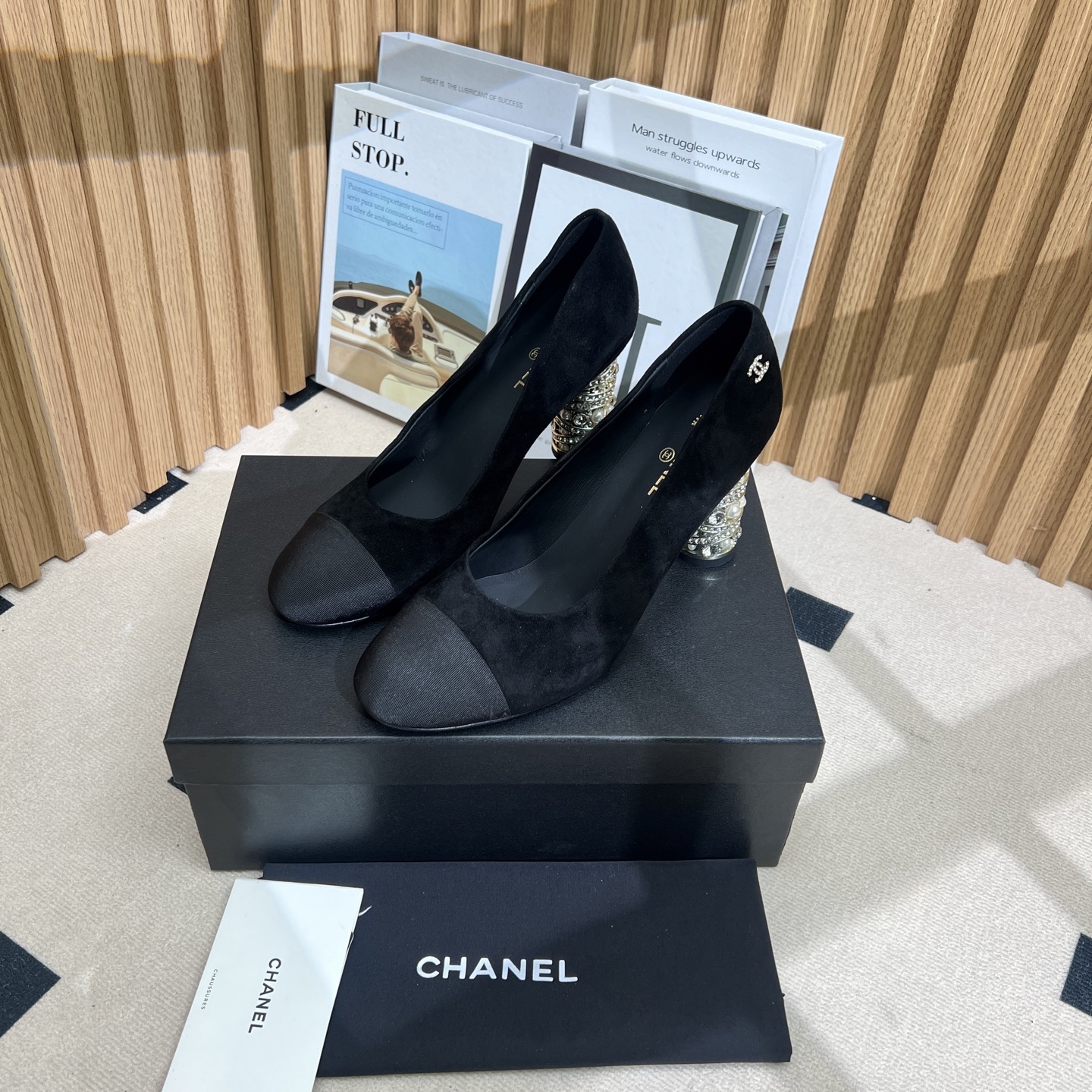 NO:250206,CHANE*｜Xiaoxiang 25P Spring and Summer New Product Series Double C High Heel Slippers This season is breathtakingly beautiful!  It is hazy and can't see clearly. Whether it is a clothes or a skirt, it is faintly sexy when worn on a woman. It is very dreamy and romantic, playful and cute, full of temperament, and it is fashionable and modern, revealing a hint of elegant charm!  This shoe satisfies all girls' fantasies about high heels. It has a girlish feel and can also be worn to look like a goddess!  The upper is made of custom imported sheepskin, the inner tiptoe is all lambskin, Italian imported cowhide, heel height 8cm zesi35-39 (customized by 40/41), high heels, chanel, high heels, slippers, skirts, cowhide, sheepskin, sheep19860909CHANE*｜小香25P春夏新品 系列双C高跟拖鞋 这一季美得让人窒息！ 朦胧看不清,不管是衣服还是裙子 穿在女人身上,若隐若现的小性感 很梦幻很浪漫,俏皮可爱,气质十足 又不失时尚现代感,透出丝丝优雅魅力！ 这款鞋满足了女生对高跟鞋的所有幻想 既有少女感,也可以穿出女神范！ 鞋面采用定制进口羊京羊皮 内里踮脚均为小羊皮 意大利进口牛皮大底 跟高8cm zesi35-39（40/41定制）,高跟鞋单鞋,chanel,high heels,slippers,skirts,cowhide,sheepskin,sheep,Women's Shoes