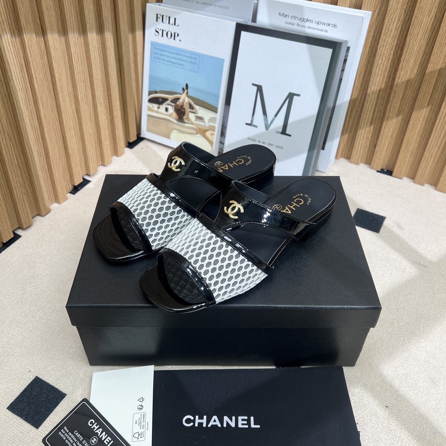 NO:250186,CHANEL Chanel flat-split low-heel flat-slippers, elegant summer, Chanel sandals are not to be missed!  The classic double C logo shines, showing luxurious style. The mesh material is exquisitely matched, fashionable and breathable. Whether it is matched with a skirt, or it is combined with a trouser to highlight it, it can be easily controlled to create a unique summer fashion style for you. Upper sheepskin splicing mesh, inner sheepskin sole genuine leather sole size 35-39 (40.41 fixed), slippers, chanel, chanel, slippers, skirts, sheepskin19860909CHANEL香奈儿平底拼接低跟平底拖鞋,优雅夏日,香奈儿凉拖不容错过！经典双C标志闪耀,彰显奢华格调.网眼材质搭配精致设计,时尚又透气.无论是搭配裙装展现柔美,还是与裤装组合凸显干练,都能轻松驾驭,为你打造独一无二的夏日时尚造型. 鞋面羊皮拼接网布 内里羊皮 鞋底真皮鞋底 码数35-39（40.41定）,拖鞋,chanel,chanel,slippers,skirts,sheepskin,Women's Shoes