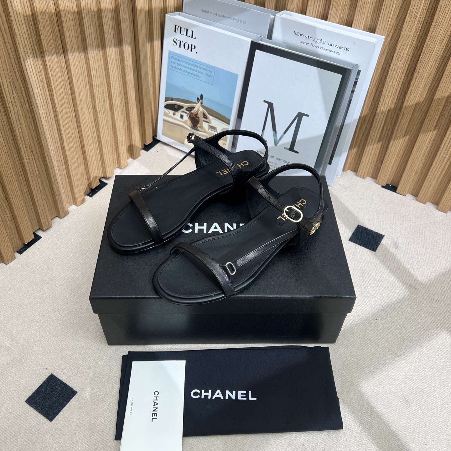 NO:250181,The 2025ss summer fashion secrets are here!  CHANEL Chanel Small Flat Sandals, a simple diamond design, fully elegant and stylish. Classic double C logo embellishments, low-key and luxurious. Multi-color can be used to suit different styles, whether for commuting or vacation, it can be easily controlled, adding exquisite charm to you and making every step fashionable. The upper and inner part are made of sheepskin, genuine leather soles, 35-39 (40.41), sandals, chanel, chanel, sandals, sheepskin198609092025ss夏日时尚秘籍来啦！CHANEL香奈儿小香风这款一字带平底凉鞋,简约菱格设计尽显优雅格调.经典双C标志点缀,低调奢华.多色可选适配不同穿搭风格,无论是通勤还是度假,都能轻松驾驭,为你增添精致魅力,让每一步都踏出时尚态度.鞋面和内里都采用羊皮,真皮鞋底 ,35-39（40.41定）,凉鞋,chanel,chanel,sandals,sheepskin,Women's Shoes