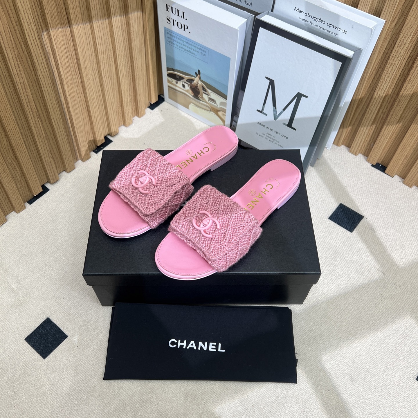 NO:250209,Xiaoxiang is a must-have item for this autumn and winter!  !  Chanel's autumn and winter heavy industry hot product, Xiaohongshu is highly recommended, it looks good no matter how you match it, and it is a must-have for fashionable things. Chanel's women love simple but irresistible combinations show unique styles of dressing, free mixing and matching, and keep up with the fashionable pace of Grandma Shixiang!  !  !  Exquisite details enlarge the original mold opening hardware buckle. Top version purchasing level is created ★The upper is made of woven wool. Sheepskin inner lining, sheepskin footbed, genuine leather sole, size 35-39 (40, 41 customized, slippers, chanel, slippers, sheepskin19860909小香 本季秋冬季必备单品！！ 香奈儿秋冬重工爆款 小红书力推款,怎么搭配都好看,时髦精必备,香奈儿女士钟爱简约又难以抗拒系搭配展现与众不同的穿搭风格、自由混搭闪耀到位跟紧香奶奶时尚步伐！！！精致细节放大看原版开模五金扣 顶级版本代购级别打造★鞋面采用编织毛线 羊皮内里,羊皮垫脚,真皮底,码数35-39（40、41定做,拖鞋,chanel,slippers,sheepskin,Women's Shoes