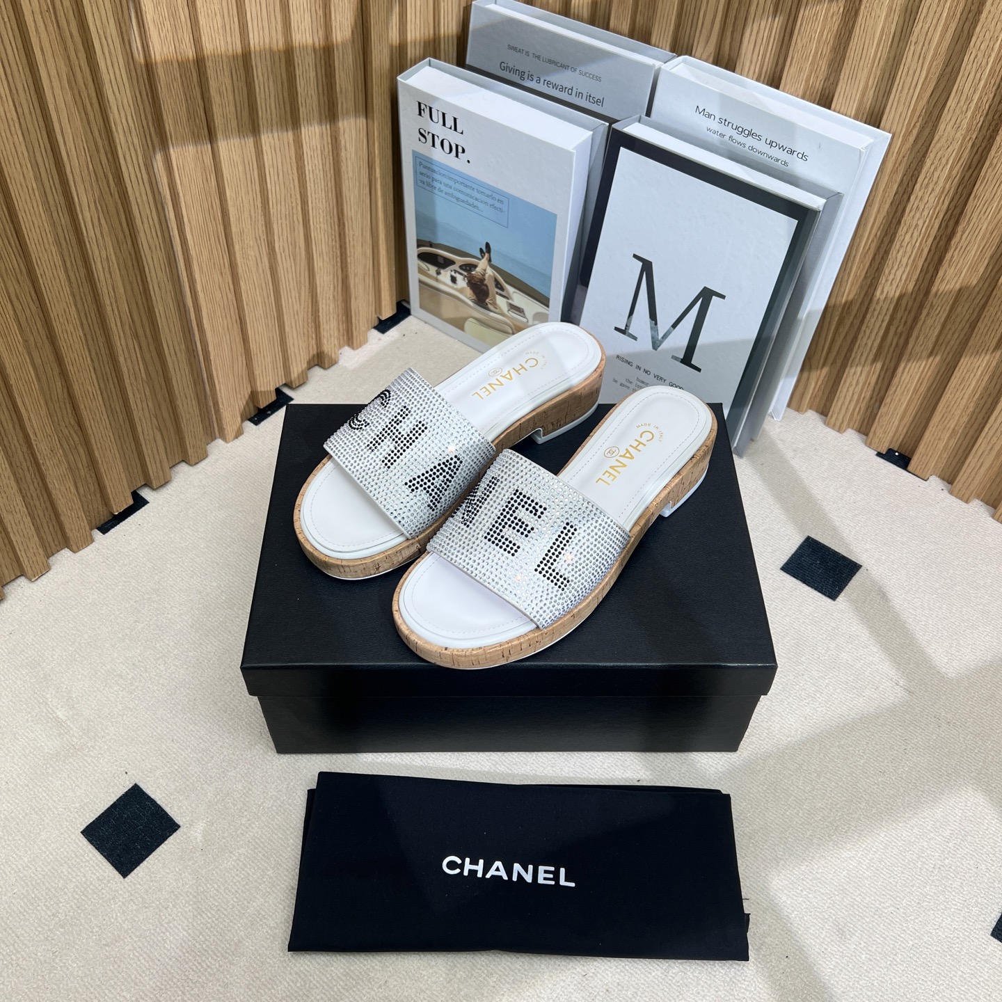 NO:250212,2025★★★★★★ Many celebrities are popular, a versatile series that domestic and foreign bloggers are popular. A must-have for spring and summer wardrobe matching. Sandals are the first choice. Upper imported sheepskin inner lining: imported crystal sheepskin inner lining, original mold-open custom leather sole Shoe size: 35-39 (34, 40, 41, customized without return and exchange) Delivery luxury latest counter synchronous packaging, slippers, sandals, slippers, sheepskin198609092025★★★★★ 众多明星网红上脚,国内外博主刷爆的一个百搭系列,春夏衣橱搭配必备 凉鞋首选. 鞋面进口羊皮  内里: 进口水晶羊皮内里 大底原版开模定制真皮底 鞋码: 35-39（34、40、41、定做不退换） 配送豪华最新专柜同步包装,拖鞋,sandals,slippers,sheepskin,Women's Shoes