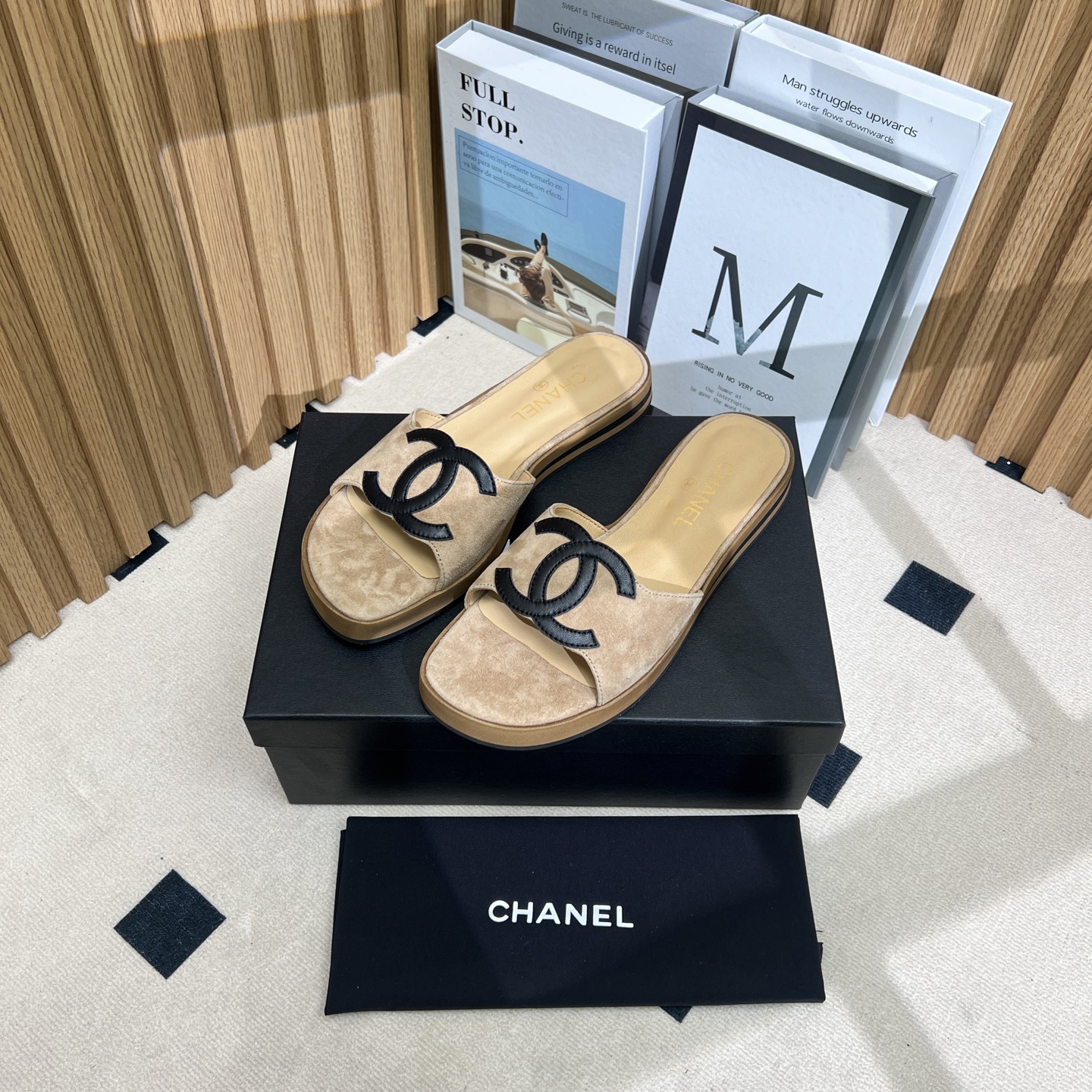 NO:250171,2025 Xiaoxiang must-have items for this season in autumn and winter!  !  Chanel's autumn and winter heavy industry hot product, Xiaohongshu is highly recommended, it looks good no matter how you match it, and it is a must-have for fashionable things. Chanel's women love simple but irresistible combinations show unique styles of dressing, free mixing and matching, and keep up with the fashionable pace of Grandma Shixiang!  !  !  Exquisite details enlarge the original mold opening hardware buckle. Top version purchasing level is created. ★ The upper is made of Yangjing, sheepskin inner lining, sheepskin footbed, foam sole, size 35-39 (40, 41 customized, slippers, chanel, slippers, sheepskin, sheep198609092025小香 本季秋冬季必备单品！！ 香奈儿秋冬重工爆款 小红书力推款,怎么搭配都好看,时髦精必备,香奈儿女士钟爱简约又难以抗拒系搭配展现与众不同的穿搭风格、自由混搭闪耀到位跟紧香奶奶时尚步伐！！！精致细节放大看原版开模五金扣 顶级版本代购级别打造★鞋面采用羊京,羊皮内里,羊皮垫脚,发泡底,码数35-39（40、41定做,拖鞋,chanel,slippers,sheepskin,sheep,Women's Shoes