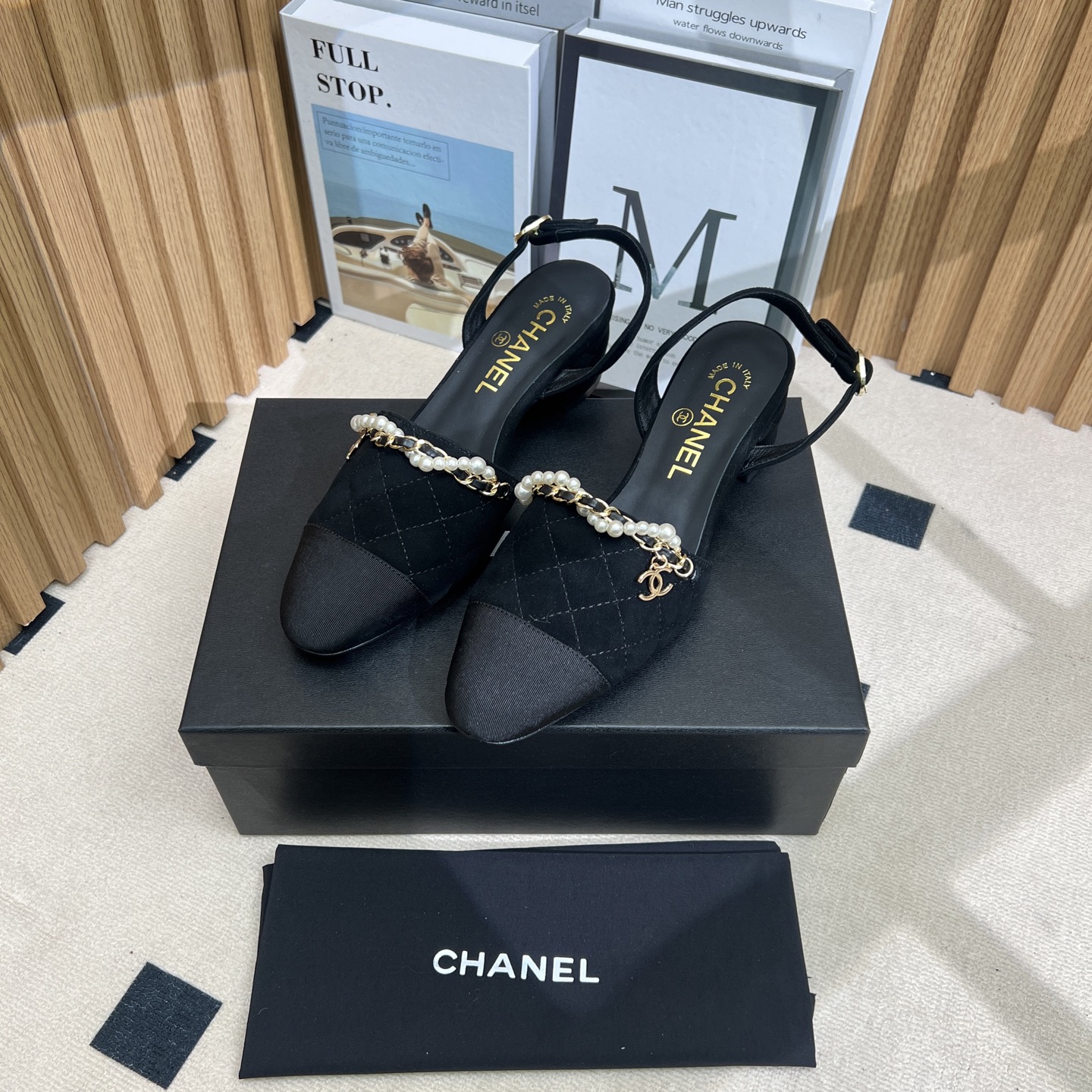 NO:250204,Chanel Chanel's new style high heel mid-heel rear hollow sandals. Color-blocked sandals, classic diamond matte paired with pearl chains, elegant and retro. Small fragrance style design, suitable for a variety of styles, is a refined choice to enhance the texture of the outfit. It looks very fashionable on the feet. Imported sheepskin upper, sheepskin inner footbed, genuine leather soles. Size: 35-39 (40 41 customized), sandals, chanel, chanel, sandals, sheepskin, Leather soles19860909Chanel香奈儿小香风新款高跟中跟后空中空凉鞋 拼色凉鞋,经典菱格搭配珍珠链条,优雅复古.小香风设计,适配多种风格,是提升穿搭质感的精致之选.上脚显得很时髦 进口羊皮鞋面 羊皮内里垫脚 真皮大底 Size: 35-39 (40 41订做),凉鞋,chanel,chanel,sandals,sheepskin,Leather soles,Women's Shoes