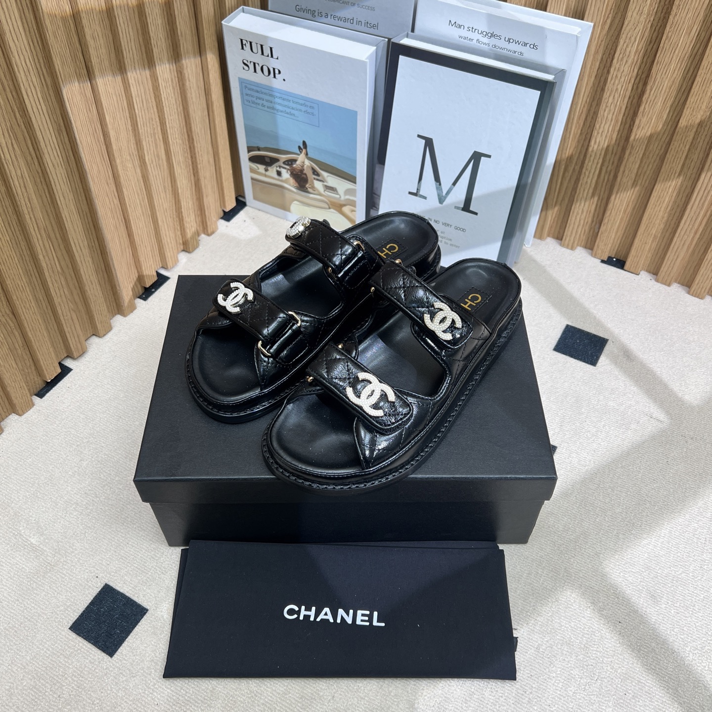 NO:250199,Genuine leather sole and leather surface 2025 spring and summer latest fabric - the counter mainly promotes Velcro beach slippers new color series with new pearl buckle ★★★★★ Many celebrities are on the go, a versatile series that domestic and foreign bloggers are popular, a must-have for spring and summer wardrobe matching, sandals first choice. Upper imported cowhide inner lining: imported sheepskin inner lining, original mold-open custom leather sole Shoe size: 35-39 (40, 41, 42 custom made without return and exchange) Delivery luxury latest counter synchronous packaging, slippers, sandals, slippers, cowhide, sheepskin, Leather soles19860909真皮底皮面 2025春夏最新面料——专柜主推魔术贴沙滩拖鞋新色系列上新珍珠饰扣 ★★★★★ 众多明星网红上脚,国内外博主刷爆的一个百搭系列,春夏衣橱搭配必备 凉鞋首选. 鞋面进口牛皮 内里: 进口羊皮内里 大底原版开模定制真皮大底 鞋码: 35-39（40、41、42定做不退换） 配送豪华最新专柜同步包装,拖鞋,sandals,slippers,cowhide,sheepskin,Leather soles,Women's Shoes