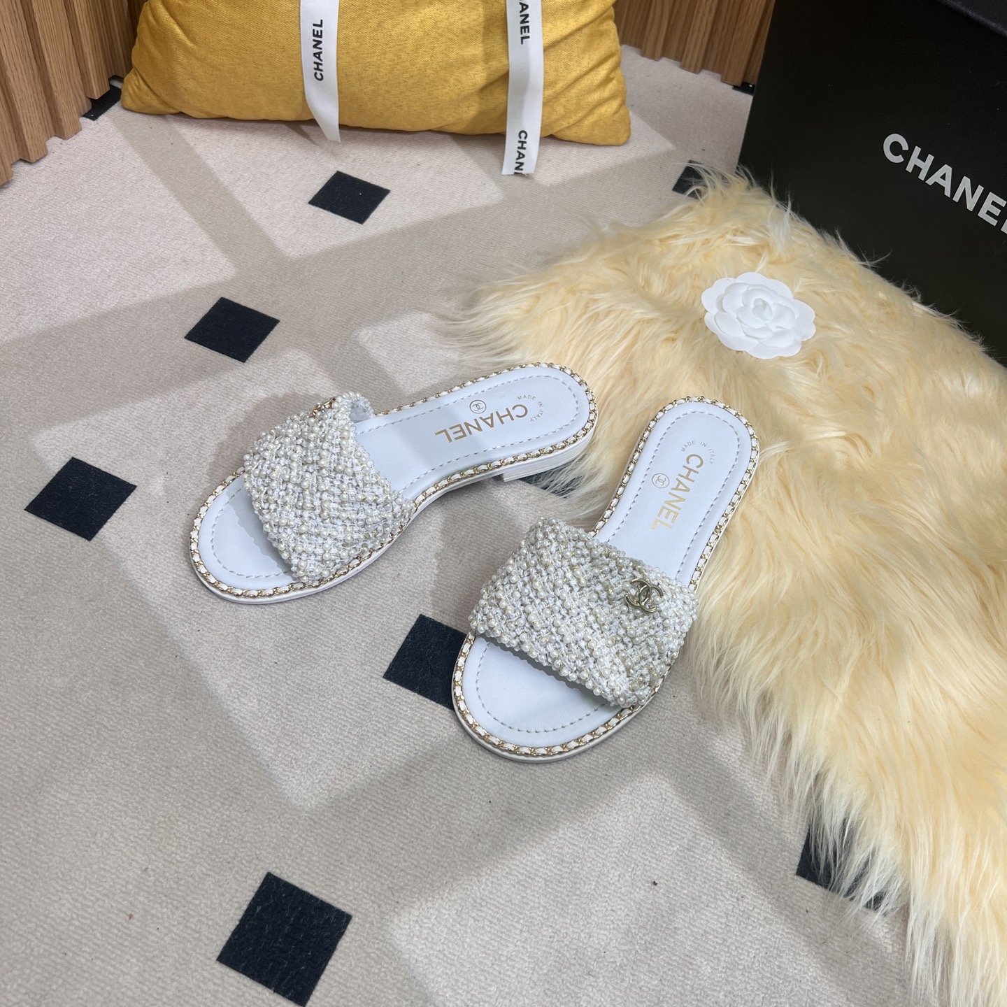 NO:250194,2025ss CHANEL Chanel small fragrance pearl mid-heel thick-heel flat slippers, a classic work in the fashion industry. The upper pearl and diamond mat are cleverly matched, showing luxury in the shining. The iconic double C logo is exquisite and eye-catching, highlighting the brand style. Whether it is matched with skirts to show elegance or pants to highlight casualness, it can easily enhance the texture of the shape and is a piece that fashion experts cannot miss. The upper is hand-woven. Inner: imported crystal sheepskin inner lining, outsole genuine leather sole. Shoe size: 35-39 (customized for 40 and 41, no return or exchange), slippers, chanel, chanel, slippers, skirts, sheepskin198609092025ss CHANEL香奈儿小香风珍珠中跟粗跟平底拖鞋,时尚界的经典之作.鞋面珍珠与菱格巧妙搭配,闪耀间尽显奢华.标志性双C logo 精致吸睛,彰显品牌格调.无论是搭配裙装展现优雅,还是配裤装凸显随性,都能轻松提升造型质感,是时尚达人不容错过的单品. 鞋面手工编织 内里: 进口水晶羊皮内里 大底真皮底 鞋码: 35-39（40、41定做不退换）,拖鞋,chanel,chanel,slippers,skirts,sheepskin,Women's Shoes
