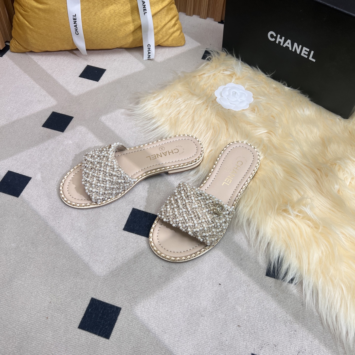NO:251126,2025ss CHANEL Chanel small fragrance pearl mid-heel thick-heel flat slippers, a classic work in the fashion industry. The upper pearl and diamond mat are cleverly matched, showing luxury in the shining. The iconic double C logo is exquisite and eye-catching, highlighting the brand style. Whether it is matched with skirts to show elegance or pants to highlight casualness, it can easily enhance the texture of the shape and is a piece that fashion experts cannot miss. The upper is hand-woven. Inner: imported crystal sheepskin inner lining, outsole genuine leather sole. Shoe size: 35-39 (customized for 40 and 41, no return or exchange), slippers, chanel, chanel, slippers, skirts, sheepskin198609092025ss CHANEL香奈儿小香风珍珠中跟粗跟平底拖鞋,时尚界的经典之作.鞋面珍珠与菱格巧妙搭配,闪耀间尽显奢华.标志性双C logo 精致吸睛,彰显品牌格调.无论是搭配裙装展现优雅,还是配裤装凸显随性,都能轻松提升造型质感,是时尚达人不容错过的单品. 鞋面手工编织 内里: 进口水晶羊皮内里 大底真皮底 鞋码: 35-39（40、41定做不退换）,拖鞋,chanel,chanel,slippers,skirts,sheepskin,Women's Shoes