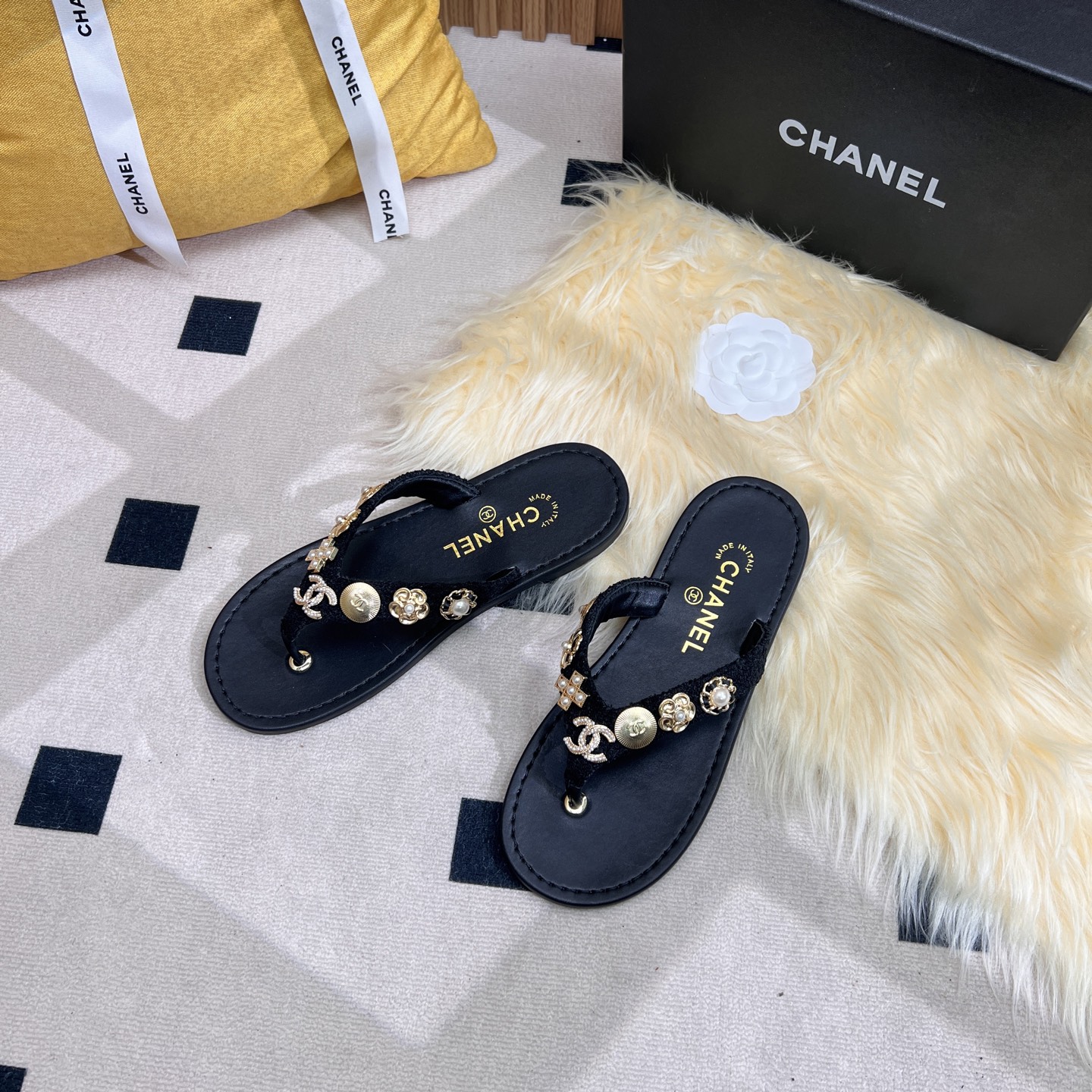 NO:250184,2025ss new CHANEL small-flavor Chanel clip-toe slippers, flip-flops, a perfect fusion of fashion and comfort. The classic double C logo is paired with bright rhinestones and exquisite metal decoration, which is gorgeous and eye-catching. The simple toe clip design fits the lines of the feet, showing elegance and casualness during walking. Whether it is walking on vacation or going out on the street every day, it can add unique charm to you and is a must-have item for fashion masters' shoe cabinets. The upper is original fabric. Inner: crystal sheepskin inner lining. Original mold-open custom leather sole. Shoe size: 35-39 (40 custom made without return and exchange), split-toe shoes, chanel, chanel, slippers, sheepskin198609092025ss新款CHANEL小香风香奈儿夹趾拖鞋,人字拖,时尚与舒适的完美融合.经典双C标志搭配璀璨水钻、精致金属装饰,华丽吸睛.简约夹趾设计,贴合脚部线条,行走间尽显优雅随性.无论是漫步度假还是日常出街,它都能为你增添独特魅力,是时尚达人鞋柜必备单品 鞋面原版布面 内里: 水晶羊皮内里 原版开模定制真皮底 鞋码: 35-39（40定做不退换）,分趾鞋,chanel,chanel,slippers,sheepskin,Women's Shoes