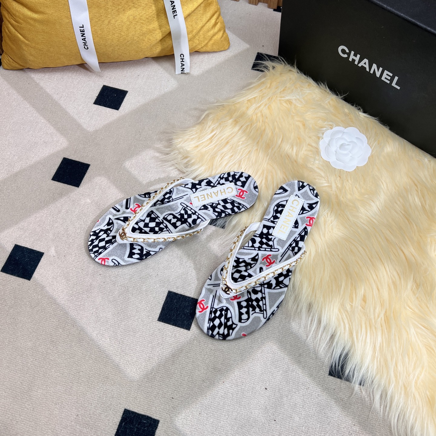 NO:250189,2025ss new CHANEL small-flavor Chanel clip-toe slippers, Chanel flip-flops, a perfect fusion of fashion and comfort. The classic double C logo is paired with a trendy pattern, and the three colors of red, blue and gray are each charming, demonstrating a unique taste. The chain decoration adds a sense of exquisiteness. Whether it is walking on the street or vacation and leisure, it can easily enhance the style and is a versatile item that fashion experts cannot miss. Upper sheepskin sewing chain inner lining: crystal sheepskin inner lining original mold custom leather sole Shoe size: 35-39 (40 custom made without return and exchange), split-toe shoes, chanel, chanel, slippers, sheepskin198609092025ss新款CHANEL小香风香奈儿夹趾拖鞋,香奈儿人字拖,时尚与舒适的完美融合.经典双C标志搭配潮流图案,红、蓝、灰三色各具魅力,彰显独特品味.链条装饰增添精致感,无论是漫步街头还是度假休闲,它都能轻松提升造型格调,是时尚达人不容错过的百搭单品. 鞋面羊皮缝链条 内里: 水晶羊皮内里 原版开模定制真皮底 鞋码: 35-39（40定做不退换）,分趾鞋,chanel,chanel,slippers,sheepskin,Women's Shoes