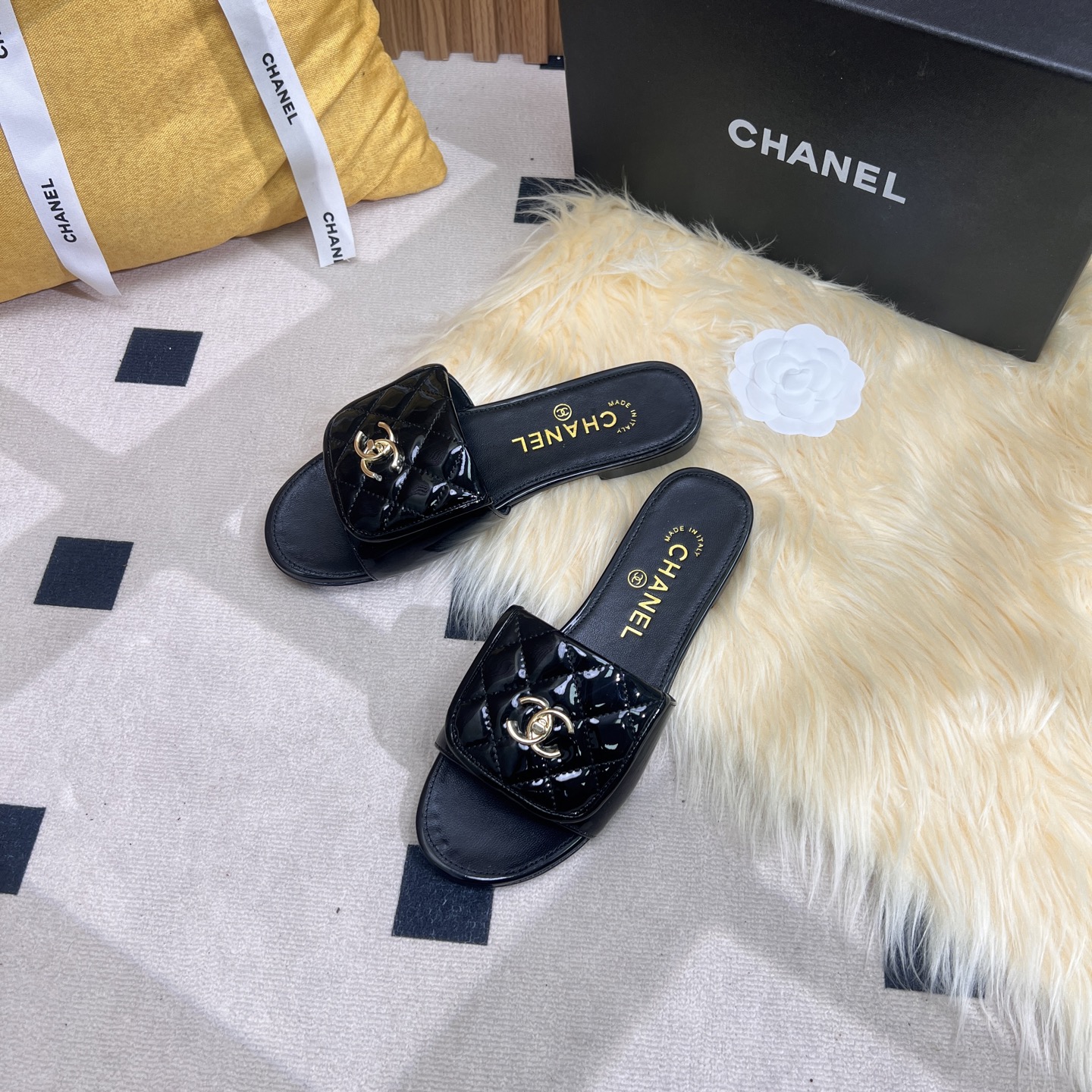 NO:250179,Chanel Xiaoxiang C Home 2025 S New Chanel Flip Flat Slippers in Early Spring, a perfect fusion of fashion and comfort!  The classic double C logo shines brightly and shows the luxury identity. The upper is unique in material and exquisite in texture. A variety of colors are suitable for different styles of dressing. Whether it is casual outing or vacation walking, you can easily become the focus and show confidence and elegance. Upper patent leather inner footbed sheepskin sole genuine leather sole Size: 35-39 (40 41 custom made without return and exchange!), slippers, chanel, chanel, chanel, slippers, sheepskin19860909chanel小香C家2025 S 早春新款香奈儿翻盖平底拖鞋,时尚与舒适的完美融合！经典双C标志闪耀夺目,彰显奢华身份.鞋面材质独特,纹理精致.多种配色适配不同穿搭风格,无论是休闲出街还是度假漫步,都能让你轻松成为焦点,踏出自信与优雅. 鞋面漆皮 内里垫脚羊皮 鞋底真皮底 Size:35-39(40 41定做不退换！）,拖鞋,chanel,chanel,chanel,slippers,sheepskin,Women's Shoes