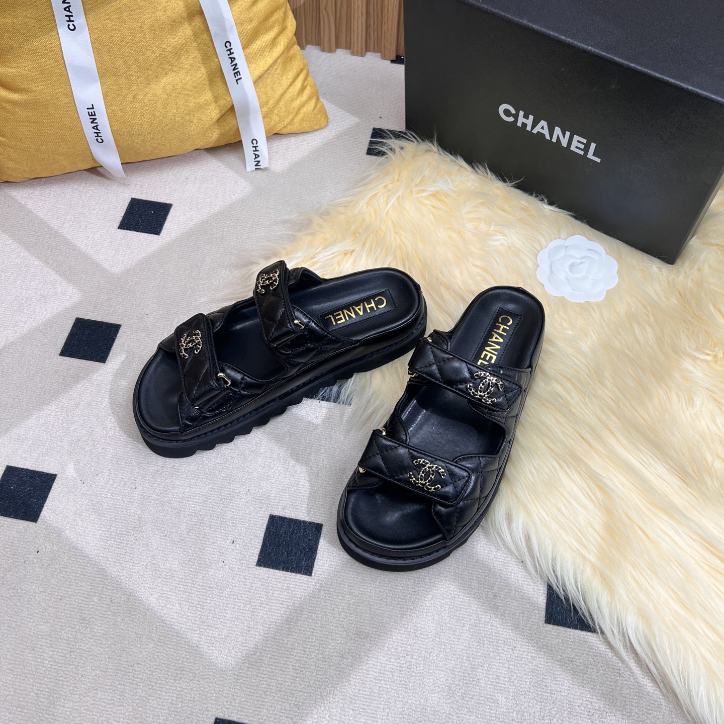 NO:250174,Leather surface 2025 spring and summer latest fabric - the counter mainly promotes Velcro beach slippers new color series with new pearl buckle ★★★★★ Many celebrities are on the go, a versatile series that domestic and foreign bloggers are popular, a must-have for spring and summer wardrobe matching, sandals first choice. Upper imported cowhide inner lining: imported sheepskin inner lining, original mold-open custom leather sole Shoe size: 35-39 (40, 41, 42 custom made without return and exchange) Delivery luxury latest counter synchronous packaging, slippers sandals, sandals, slippers, cowhide, sheepskin, Leather soles19860909皮面 2025春夏最新面料——专柜主推魔术贴沙滩拖鞋新色系列上新珍珠饰扣 ★★★★★ 众多明星网红上脚,国内外博主刷爆的一个百搭系列,春夏衣橱搭配必备 凉鞋首选. 鞋面进口牛皮 内里: 进口羊皮内里 大底原版开模定制真皮大底 鞋码: 35-39（40、41、42定做不退换） 配送豪华最新专柜同步包装,拖鞋凉鞋,sandals,slippers,cowhide,sheepskin,Leather soles,Women's Shoes