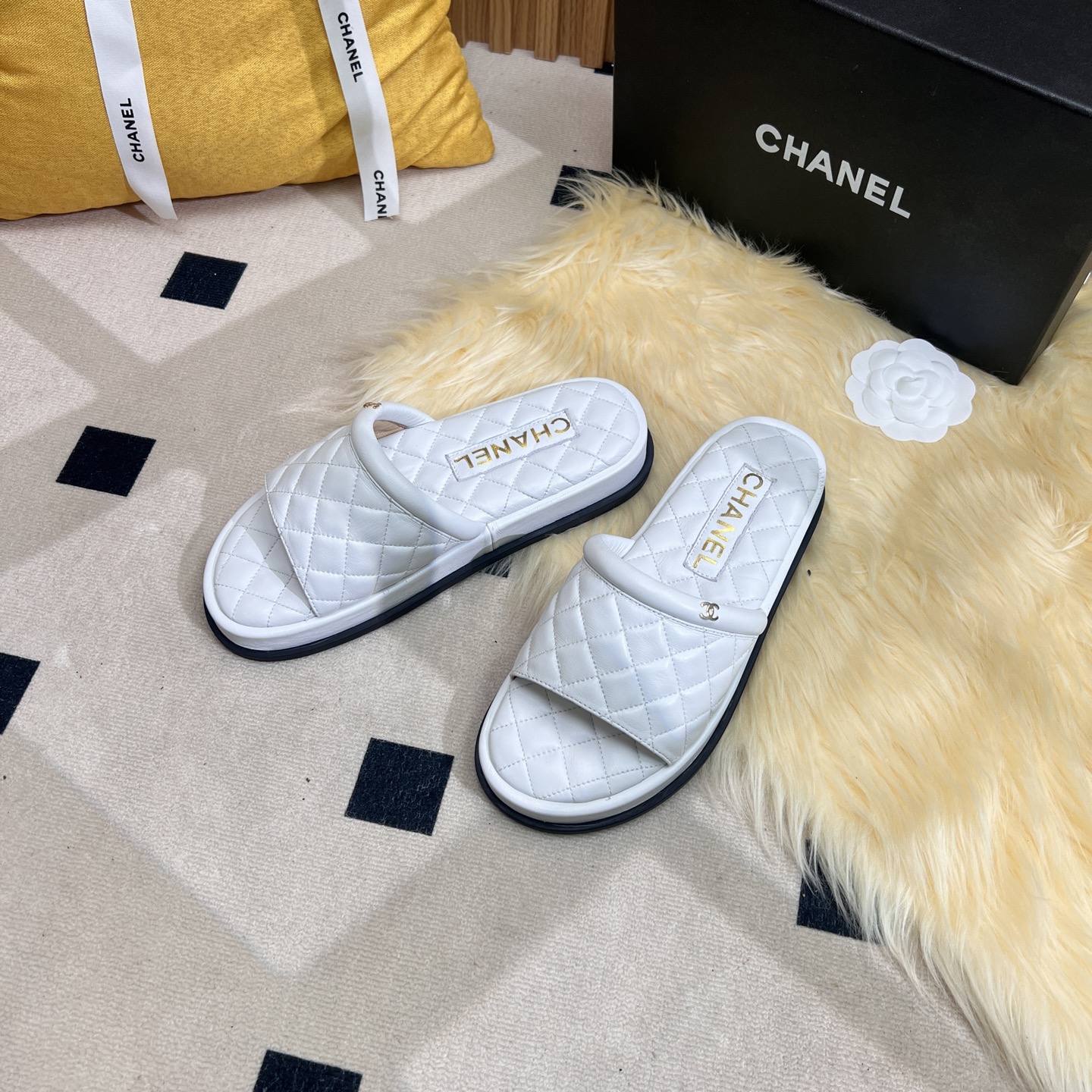 NO:250169,2025★★★★★★ Many celebrities are here to watch, a versatile series that domestic and foreign bloggers are popular. A must-have for spring and summer wardrobe matching. Sandals are the first choice. Upper imported super soft sheepskin inner lining: imported crystal sheepskin inner lining, original mold-open custom rubber sole Shoe size: 35-39 (40, 41, customized without return) Delivery of luxury latest counter synchronous packaging, slippers, sandals, slippers, sheepskin198609092025★★★★★ 众多明星网红上脚,国内外博主刷爆的一个百搭系列,春夏衣橱搭配必备 凉鞋首选. 鞋面进口超柔羊皮  内里: 进口水晶羊皮内里 大底原版开模定制橡胶底 鞋码: 35-39（40、41、定做不退换） 配送豪华最新专柜同步包装,拖鞋,sandals,slippers,sheepskin,Women's Shoes