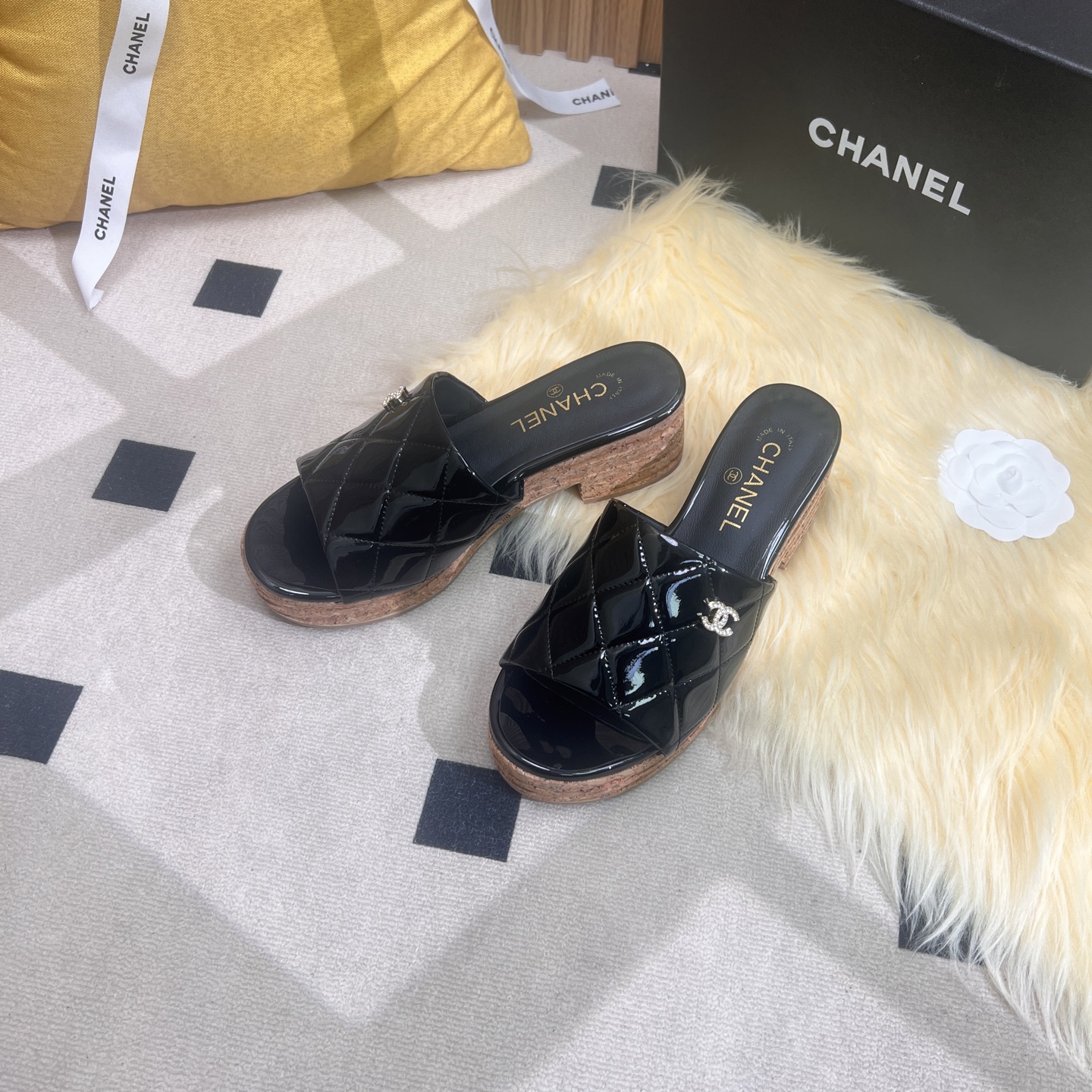 NO:250165,2025★★★★★★ Many celebrities are here to watch, a versatile series that domestic and foreign bloggers are popular. A must-have for spring and summer wardrobe matching. Sandals are the first choice. Upper patent leather inner lining: imported crystal sheepskin lining, outsole rubber Shoe size: 35-39 (34.40, 41, customized non-return and exchange) Delivery luxury latest counter synchronous packaging, slippers, sandals, slippers, sheepskin198609092025★★★★★ 众多明星网红上脚,国内外博主刷爆的一个百搭系列,春夏衣橱搭配必备 凉鞋首选. 鞋面漆皮  内里: 进口水晶羊皮内里 大底橡胶 鞋码: 35-39（34.40、41、定做不退换） 配送豪华最新专柜同步包装,拖鞋,sandals,slippers,sheepskin,Women's Shoes