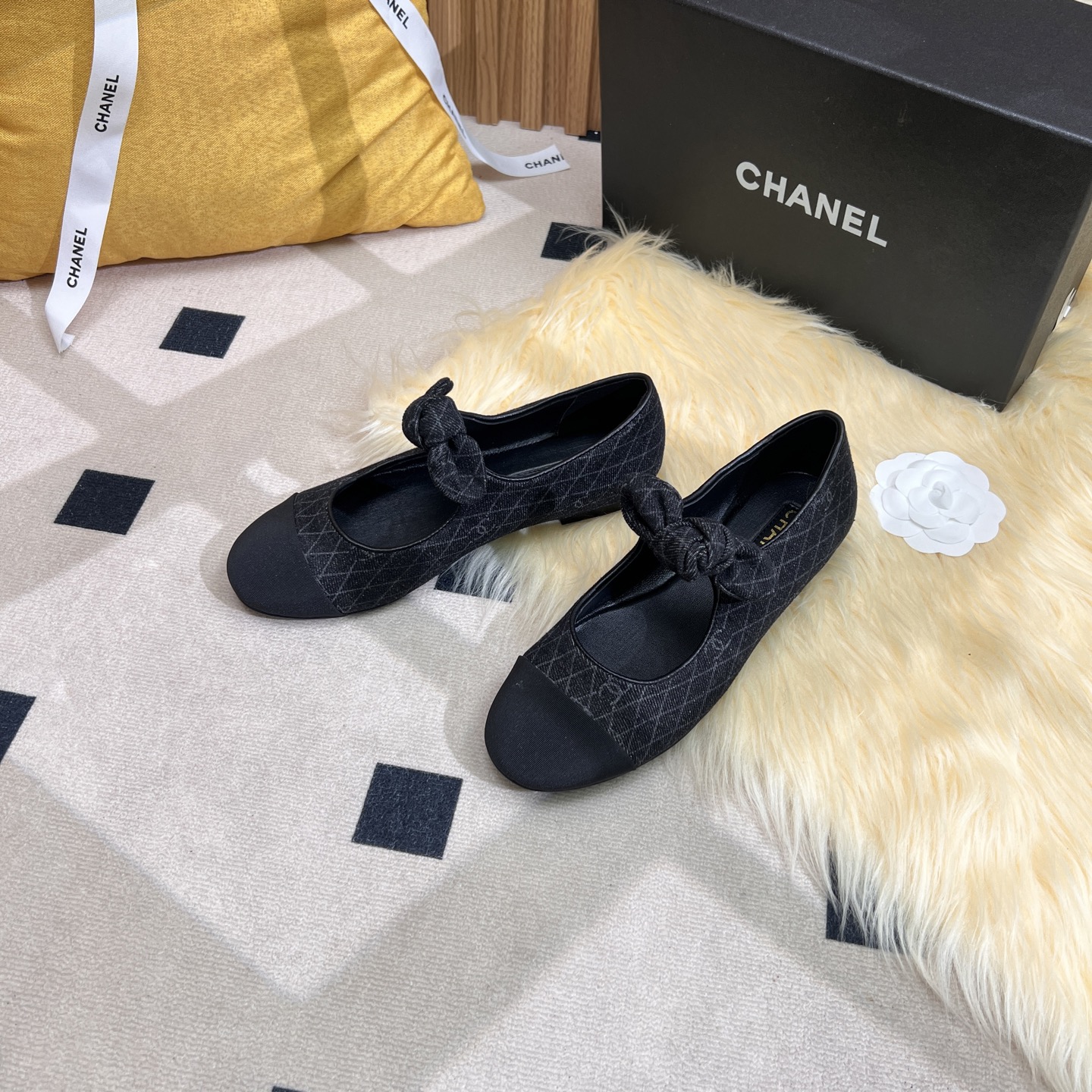 NO:250161,Chanel 25C Early Spring Mary Jane Single Shoes Series Shoes This season's shoes are great!  The pure black Mary Jane is very comfortable on her feet. The upper is also soft and the upper is soft, so you don’t have to worry about getting your feet. The rabbit ears are also cute, and the black and white color combination and black cloth look very good. The upper is satin, inner sheepskin, genuine leather soles Size:35-39 40/41 Custom made, single shoes, chanel, mary jane, sheepskin, silk fabric, Leather soles19860909Chanel 25C早春玛丽珍单鞋系列 这一季的鞋子都很棒耶！ 纯黑色玛丽珍上脚很舒服鞋面皮质也很软,不用担心会磨脚.兔耳朵也好可爱,黑白拼色和黑色布面都很好看. 鞋面绸缎 内里羊皮 真皮大底 Size:35-39 40/41订做,单鞋,chanel,mary jane,sheepskin,silk fabric,Leather soles,Women's Shoes