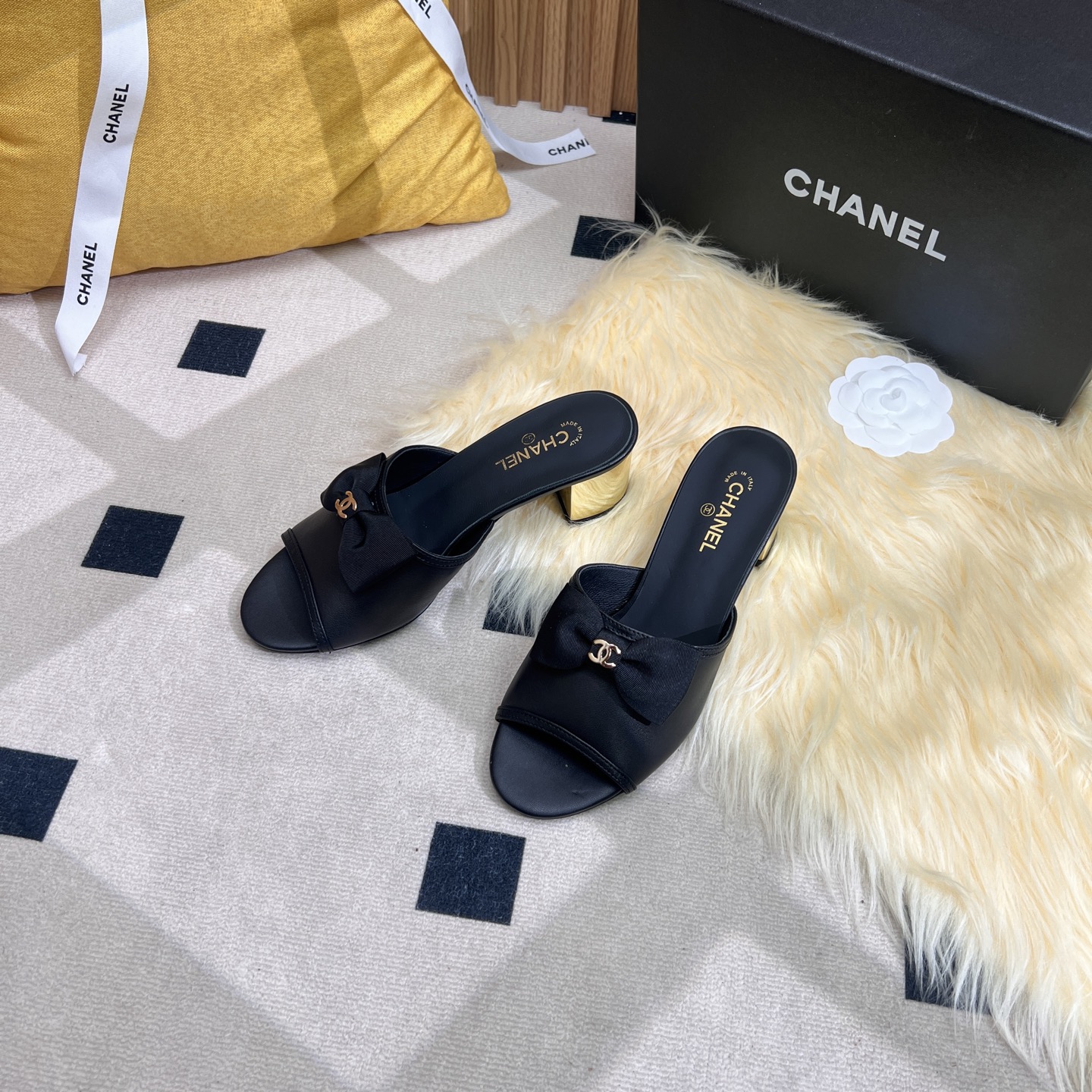 NO:250156,2025★★★★★★ Many celebrities are here to watch, a versatile series that domestic and foreign bloggers are popular. A must-have for spring and summer wardrobe matching. Sandals are the first choice. Upper sheepskin inner lining: imported crystal sheepskin lining, big sole genuine leather sole Shoe size: 35-39 (34.40, 41, customized non-return and exchange) Delivery luxury latest counter synchronous packaging, slippers, sandals, slippers, sheepskin198609092025★★★★★ 众多明星网红上脚,国内外博主刷爆的一个百搭系列,春夏衣橱搭配必备 凉鞋首选. 鞋面羊皮  内里: 进口水晶羊皮内里 大底真皮底 鞋码: 35-39（34.40、41、定做不退换） 配送豪华最新专柜同步包装,拖鞋,sandals,slippers,sheepskin,Women's Shoes