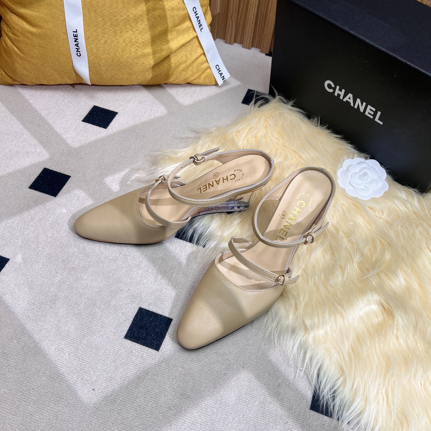 NO:250151,CHANE*｜Xiaoxiang 25P Spring and Summer New Product Series Double C High Heel Slippers This season is breathtakingly beautiful!  It is hazy and can't see clearly. Whether it is a clothes or a skirt, it is faintly sexy when worn on a woman. It is very dreamy and romantic, playful and cute, full of temperament, and it is fashionable and modern, revealing a hint of elegant charm!  This shoe satisfies all girls' fantasies about high heels. It has a girlish feel and can also be worn to look like a goddess!  The upper is made of custom imported sheepskin, the inner tiptoe is all lambskin, rubber sole zesi35-39 (customized by 40/41), semi-travel high heels, chanel, high heels, slippers, skirts, sheepskin, sheep19860909CHANE*｜小香25P春夏新品 系列双C高跟拖鞋 这一季美得让人窒息！ 朦胧看不清,不管是衣服还是裙子 穿在女人身上,若隐若现的小性感 很梦幻很浪漫,俏皮可爱,气质十足 又不失时尚现代感,透出丝丝优雅魅力！ 这款鞋满足了女生对高跟鞋的所有幻想 既有少女感,也可以穿出女神范！ 鞋面采用定制进口羊京羊皮 内里踮脚均为小羊皮 橡胶底 zesi35-39（40/41定制）,半拖高跟鞋,chanel,high heels,slippers,skirts,sheepskin,sheep,Women's Shoes