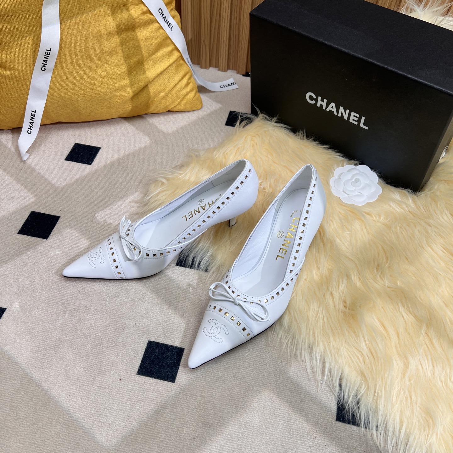 NO:250146,CHANE*｜Xiaoxiang 25P Spring and Summer New Product Series Double C High Heel Slippers This season is breathtakingly beautiful!  It is hazy and can't see clearly. Whether it is a clothes or a skirt, it is faintly sexy when worn on a woman. It is very dreamy and romantic, playful and cute, full of temperament, and it is fashionable and modern, revealing a hint of elegant charm!  This shoe satisfies all girls' fantasies about high heels. It has a girlish feel and can also be worn to look like a goddess!  The upper is made of custom imported sheepskin, the inner tiptoe is all lambskin, Italian imported cowhide outsole, heel height 6.5cm zesi35-39 (customized on 40/41), high heels, chanel, high heels, slippers, skirts, cowhide, sheepskin, sheep19860909CHANE*｜小香25P春夏新品 系列双C高跟拖鞋 这一季美得让人窒息！ 朦胧看不清,不管是衣服还是裙子 穿在女人身上,若隐若现的小性感 很梦幻很浪漫,俏皮可爱,气质十足 又不失时尚现代感,透出丝丝优雅魅力！ 这款鞋满足了女生对高跟鞋的所有幻想 既有少女感,也可以穿出女神范！ 鞋面采用定制进口羊京羊皮 内里踮脚均为小羊皮 意大利进口牛皮大底 跟高6.5cm zesi35-39（40/41定制）,高跟鞋单鞋,chanel,high heels,slippers,skirts,cowhide,sheepskin,sheep,Women's Shoes