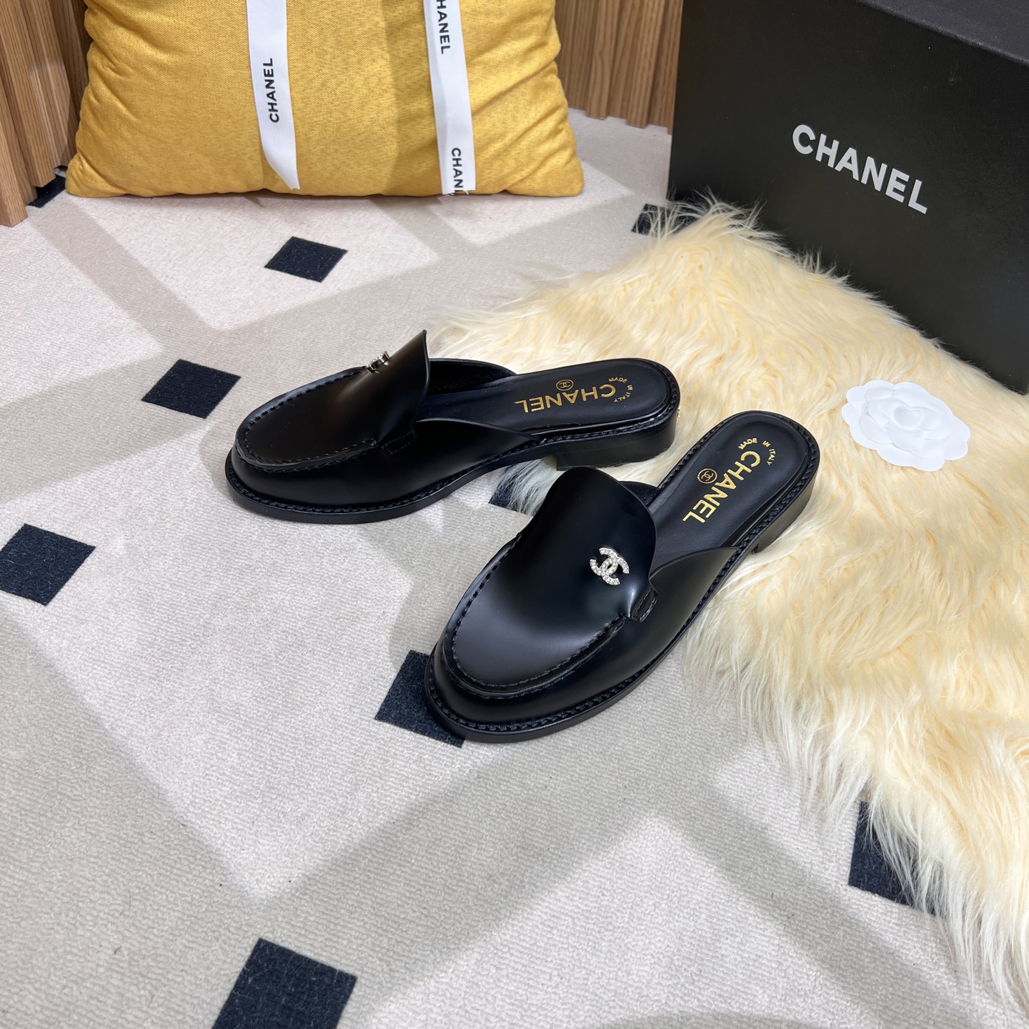 NO:250141,2025 Xiaoxiang must-have items for this season in autumn and winter!  !  Chanel's autumn and winter heavy industry hot product, Xiaohongshu is highly recommended, it looks good no matter how you match it, and it is a must-have for fashionable things. Chanel's women love simple but irresistible combinations show unique styles of dressing, free mixing and matching, and keep up with the fashionable pace of Grandma Shixiang!  !  !  Exquisite details enlarge the original mold opening hardware buckle. Top version purchasing level is created ★The upper is made of original custom cowhide, sheepskin inner lining, sheepskin footbed, genuine leather sole, size 35-39 (40, 41 customized, semi-torque, chanel, cowhide, sheepskin198609092025小香 本季秋冬季必备单品！！ 香奈儿秋冬重工爆款 小红书力推款,怎么搭配都好看,时髦精必备,香奈儿女士钟爱简约又难以抗拒系搭配展现与众不同的穿搭风格、自由混搭闪耀到位跟紧香奶奶时尚步伐！！！精致细节放大看原版开模五金扣 顶级版本代购级别打造★鞋面采用原版定制牛皮,羊皮内里,羊皮垫脚,真皮底,码数35-39（40、41定做,半拖,chanel,cowhide,sheepskin,Women's Shoes