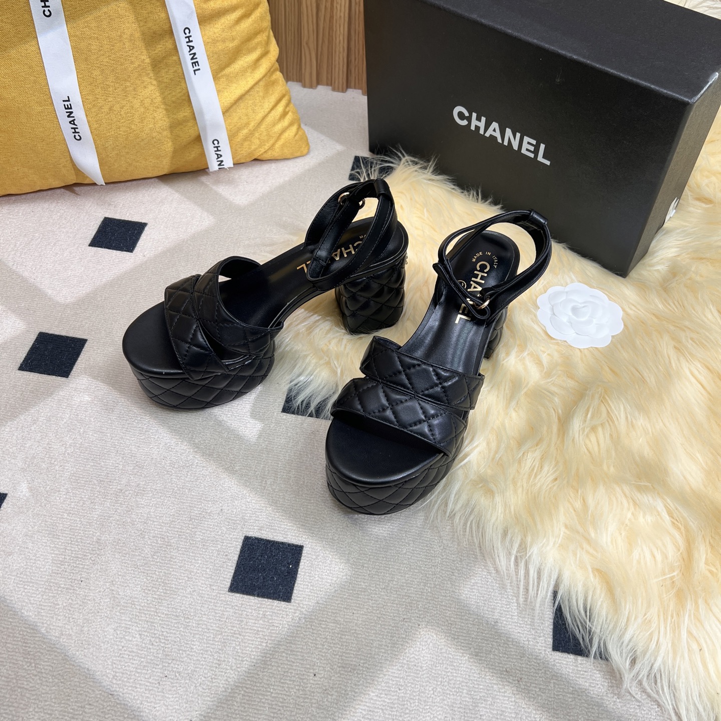 NO:250136,CHANEL~~Summer waterproof platform thick heel sandals~~The upper adopts Yangjing embroidery, which makes the feet feel comfortable and fashionable and versatile 1 imported sheepskin (silk) 2 inner lining: mixed-bred sheepskin 3 large sole original molded Italian leather sole 4 shoe sizes: 34-41 (34, 40, 41 custom-made, non-return and exchange), sandals, chanel, sandals, sheepskin, silk fabric, sheep, Leather soles19860909CHANEL~~夏季款防水台粗跟凉鞋~~鞋面采用了羊京刺绣,脚感舒适,时尚百搭 1鞋面进囗羊皮（绸缎） 2内里: 混种羊皮 3大底原版开模意大利真皮大底 4鞋码: 34-41（34、40、41定制不退换）,凉鞋,chanel,sandals,sheepskin,silk fabric,sheep,Leather soles,Women's Shoes