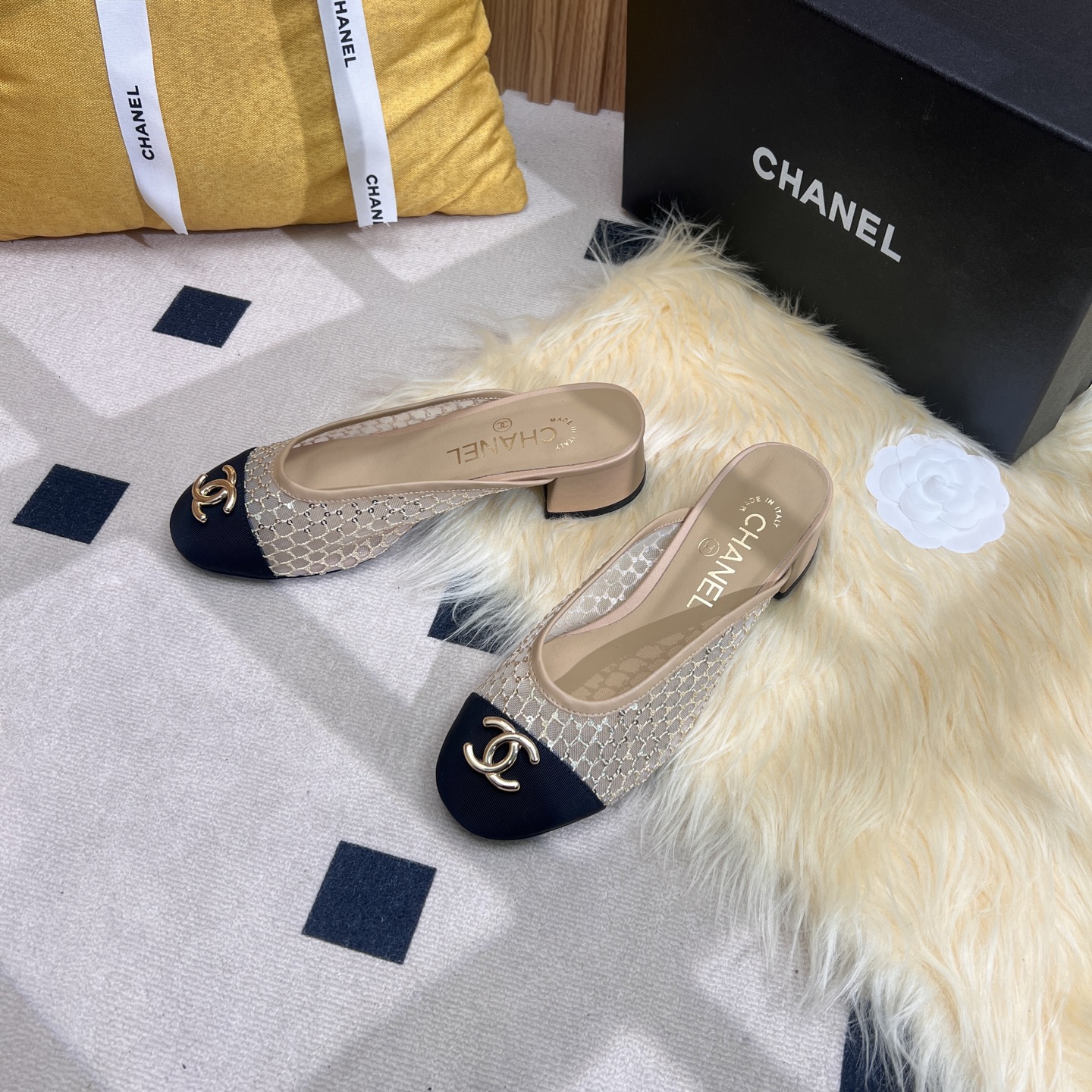 NO:250131,Classics will be passed down forever!  CHANEL Chanel's mules half slippers, the iconic double C logo is dazzling and full of recognition. The upper is unique, and the transparent mesh and tweed show the elegant texture. The simple square head is matched with a neat thick heel, comfortable and yet stylish. Whether it is matched with skirts or trousers, it can easily create a French romantic style and is a must-have item for fashion experts. Heel height is 4cm, genuine leather sole, 65-39 (40.41 fixed), semi-torque, chanel, chanel, slippers, skirts19860909经典永流传！CHANEL香奈儿这款穆勒鞋半拖鞋,标志性双C logo 闪耀夺目,辨识度拉满.鞋面材质独特,透明网纱与粗花呢尽显优雅质感.简约方头搭配利落粗跟,舒适又不失格调.无论是搭配裙装还是裤装,都能轻松营造法式浪漫风情,是时尚达人必备单品.跟高4cm,真皮底,65-39（40.41定）,半拖,chanel,chanel,slippers,skirts,Women's Shoes