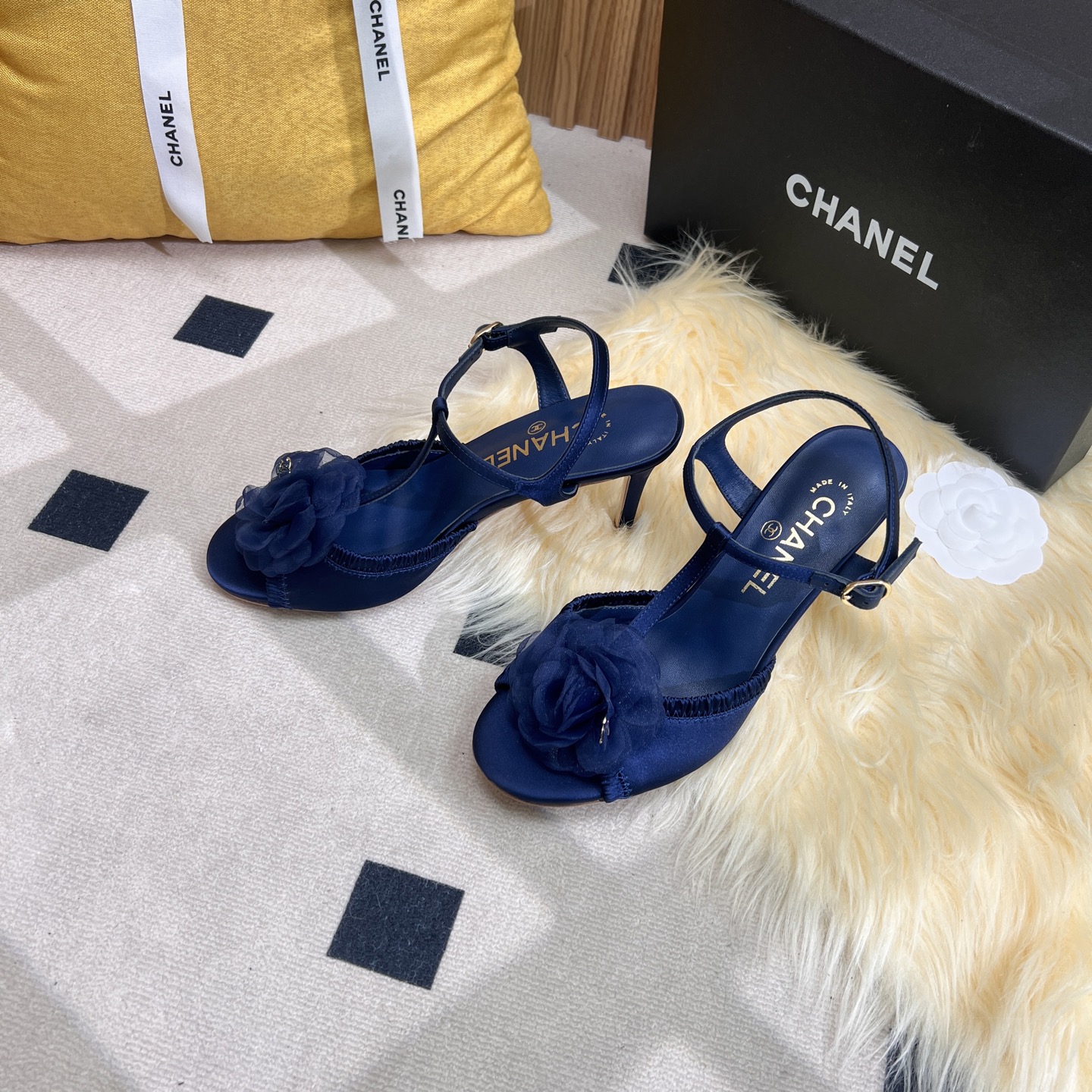 NO:251118,2025★★★★★★ Many celebrities are here to watch, a versatile series that domestic and foreign bloggers are popular. A must-have for spring and summer wardrobe matching. Sandals are the first choice. Upper genuine leather silk and satin lining: imported crystal sheepskin lining, original mold-open custom leather sole shoe size: 35-39 (40, 41, custom made without return) Delivery luxury latest counter synchronous packaging, sandals, sandals, sheepskin, silk fabric, Leather soles198609092025★★★★★ 众多明星网红上脚,国内外博主刷爆的一个百搭系列,春夏衣橱搭配必备 凉鞋首选. 鞋面真皮绸缎  内里: 进口水晶羊皮内里 大底原版开模定制真皮大底 鞋码: 35-39（40、41、定做不退换） 配送豪华最新专柜同步包装,凉鞋,sandals,sheepskin,silk fabric,Leather soles,Women's Shoes