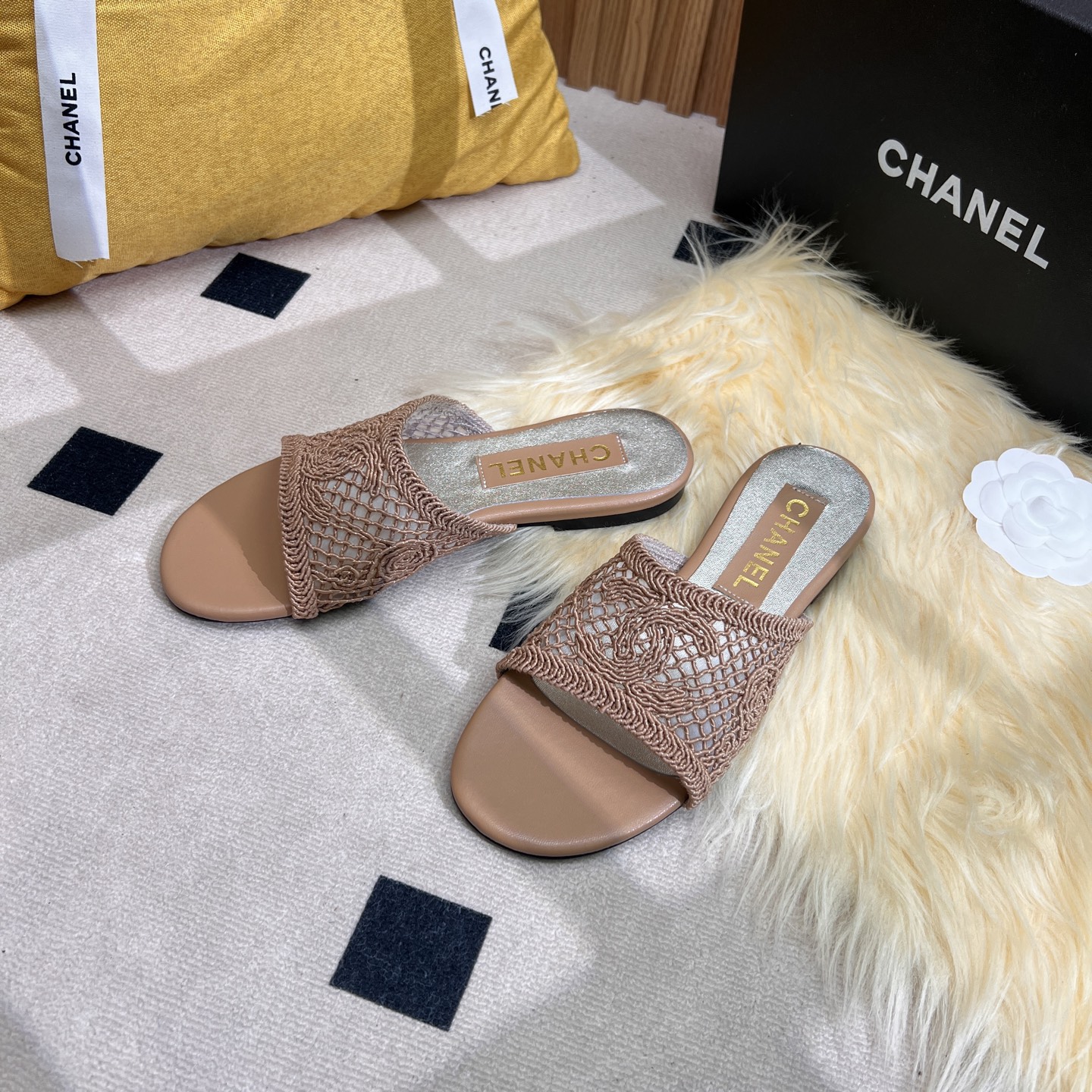 NO:251571,2025★★★★★★ Many celebrities are popular, a versatile series that domestic and foreign bloggers are popular. A must-have for spring and summer wardrobe matching. Sandals are the first choice. Upper lace silk satin inner lining: imported crystal sheepskin lining, original mold-open custom leather sole Shoe size: 35-39 (40, 41, custom made without return) Delivery luxury latest counter synchronous packaging, slippers, sandals, slippers, sheepskin, silk fabric, Leather soles198609092025★★★★★ 众多明星网红上脚,国内外博主刷爆的一个百搭系列,春夏衣橱搭配必备 凉鞋首选. 鞋面蕾丝绸缎  内里: 进口水晶羊皮内里 大底原版开模定制真皮大底 鞋码: 35-39（40、41、定做不退换） 配送豪华最新专柜同步包装,拖鞋,sandals,slippers,sheepskin,silk fabric,Leather soles,Women's Shoes