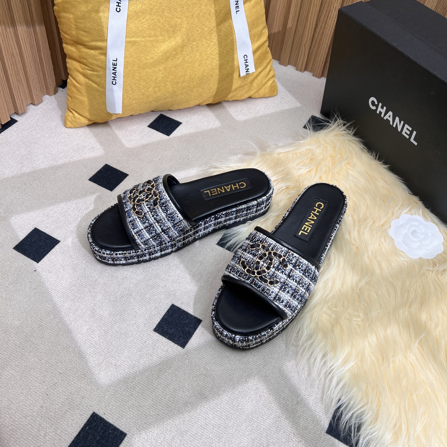 NO:252584,C-home CHANEL Chanel thick-soled slippers are coming, with classic double C metal buckles, luxury and style coexisting. With a light button, it is Chanel's unique elegant attitude. The iconic tweed material is delicate in texture and high-quality texture, and every step is a high-end style. The thick-soled design not only lengthens the leg lines, allowing you to easily have supermodel proportions, but also brings a comfortable height-enhancing experience. Whether it is matched with a simple dress, it shows gentleness and romance; or it is combined with casual jeans to create a casual street style, it can perfectly adapt. 35-39 (40.41), slippers, chanel, chanel, chanel, slippers, skirts, jeans19860909c家CHANEL香奈儿厚底拖鞋来袭,经典双C金属扣,奢华与格调并存,轻轻一扣,便是香奈儿独有的优雅态度.标志性粗花呢材质,纹理细腻,质感上乘,每一步都踏出高级风尚. 厚底设计,不仅拉长腿部线条,让你轻松拥有超模比例,还带来舒适的增高体验.无论是搭配简约连衣裙,尽显温柔浪漫；还是与休闲牛仔裤组合,打造随性街头风,它都能完美适配.35-39（40.41定）,拖鞋,chanel,chanel,chanel,slippers,skirts,jeans,Women's Shoes