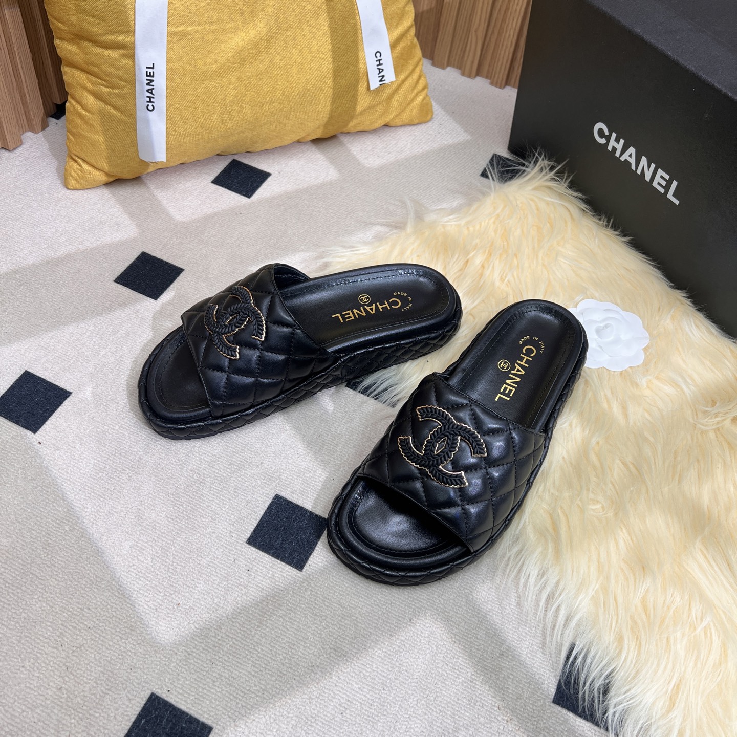 NO:252572,CHANEL Chanel C-home small fragrance thick-soled diamond-shaped slippers are eternal classics in the fashion industry. The iconic double C and bow elements are symbols of luxury and elegance, and you can be moved at a glance. Various colors and materials are suitable for different dressing scenes, and you can easily control whether it is a casual street or a delicate party. High-quality materials are matched with exquisite craftsmanship, comfortable feet, and show excellent quality. With it, every step you take is a fashion. Sheepskin, sheepskin, foam sole, 35-39 (40.41 set), slippers, chanel, chanel, chanel, slippers, sheepskin19860909CHANEL香奈儿c家小香风厚底菱格拖鞋,时尚界永恒的经典.标志性双C 与蝴蝶结元素,是奢华与优雅的象征,一眼便心动.多样色彩与材质,适配不同穿搭场景,无论是休闲出街还是精致聚会,都能轻松驾驭.优质选材搭配精湛工艺,脚感舒适,彰显卓越品质.拥有它,踏出的每一步皆是风尚.羊皮面,羊皮里,发泡底,35-39（40.41定）,拖鞋,chanel,chanel,chanel,slippers,sheepskin,Women's Shoes