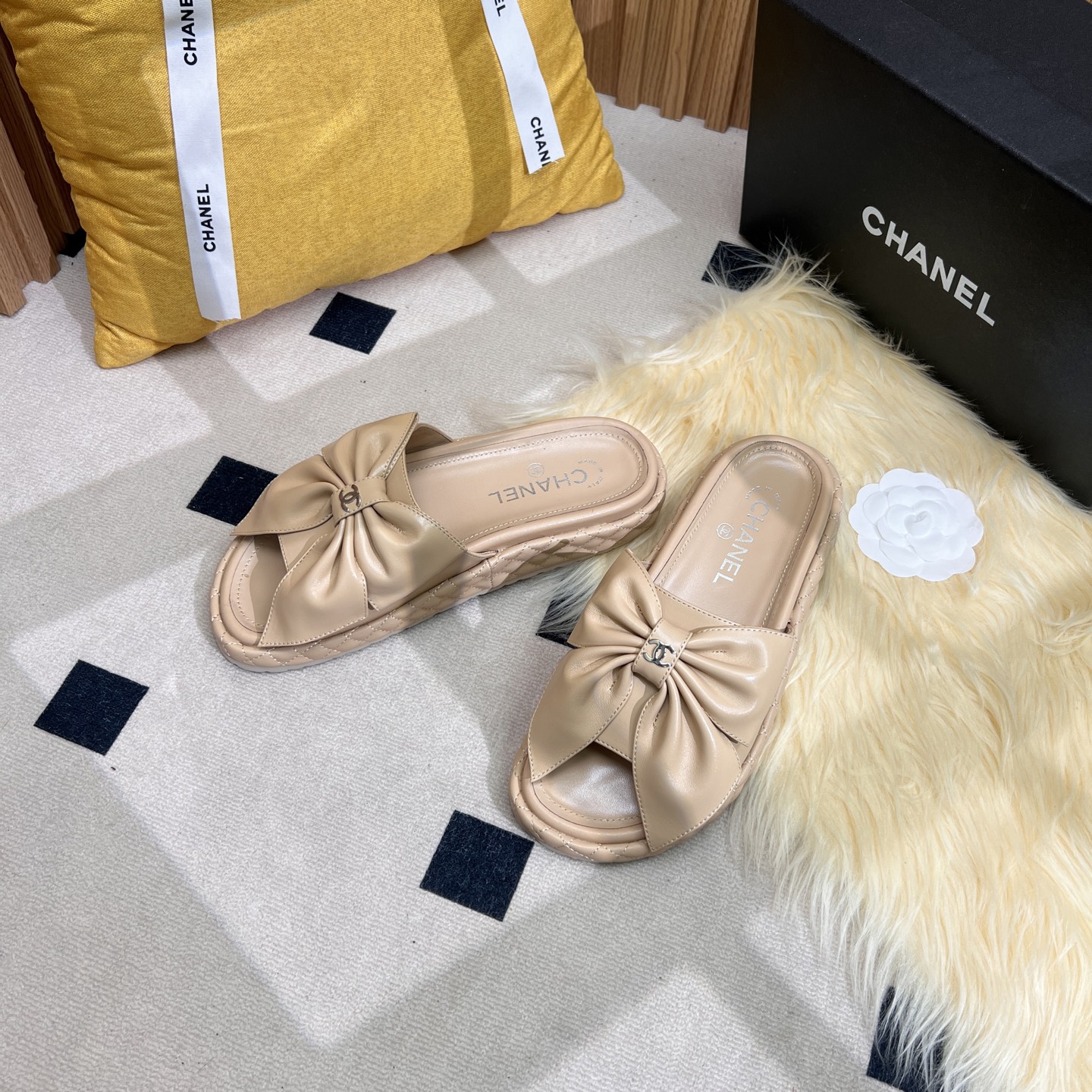 NO:252576,CHANEL Chanel C’s small fragrance style thick-soled diamond-shaped slippers are eternal classics in the fashion world. The iconic double C and bow elements are symbols of luxury and elegance, and you can be moved at a glance. Various colors and materials are suitable for different dressing scenes, and can be easily controlled whether it is casual or exquisite gatherings. High-quality materials are matched with exquisite craftsmanship, comfortable feet, and excellent quality. With it, every step you take is a fashion. Sheepskin surface, sheepskin, foam sole, 35-39 (40.41) CHANEL Chanel C’s small fragrance style thick-soled diamond-shaped slippers are eternal classics in the fashion world. The iconic double C  The elements of bows are a symbol of luxury and elegance, and you can feel excited at a glance. Various colors and materials are suitable for different dressing scenes, and can be easily controlled whether it is casual or exquisite gatherings. High-quality materials are selected and exquisitely matched with exquisite craftsmanship, comfortable feet, and excellent quality. With it, every step you take is a fashion. Sheepskin surface, sheepskin, foam sole, 35-39 (40.41 set), slippers, chanel, chanel, chanel, slippers, sheepskin19860909CHANEL香奈儿c家小香风厚底菱格拖鞋,时尚界永恒的经典.标志性双C 与蝴蝶结元素,是奢华与优雅的象征,一眼便心动.多样色彩与材质,适配不同穿搭场景,无论是休闲出街还是精致聚会,都能轻松驾驭.优质选材搭配精湛工艺,脚感舒适,彰显卓越品质.拥有它,踏出的每一步皆是风尚.羊皮面,羊皮里,发泡底,35-39（40.41定） CHANEL香奈儿c家小香风厚底菱格拖鞋,时尚界永恒的经典.标志性双C 与蝴蝶结元素,是奢华与优雅的象征,一眼便心动.多样色彩与材质,适配不同穿搭场景,无论是休闲出街还是精致聚会,都能轻松驾驭.优质选材搭配精湛工艺,脚感舒适,彰显卓越品质.拥有它,踏出的每一步皆是风尚.羊皮面,羊皮里,发泡底,35-39（40.41定）,拖鞋,chanel,chanel,chanel,slippers,sheepskin,Women's Shoes