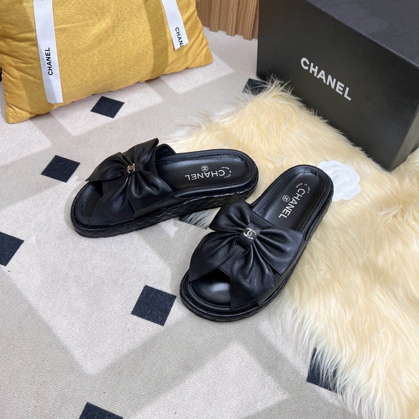 NO:252580,CHANEL Chanel C-home small fragrance thick-soled diamond-shaped slippers are eternal classics in the fashion industry. The iconic double C and bow elements are symbols of luxury and elegance, and you can be moved at a glance. Various colors and materials are suitable for different dressing scenes, and you can easily control whether it is a casual street or a delicate party. High-quality materials are matched with exquisite craftsmanship, comfortable feet, and show excellent quality. With it, every step you take is a fashion. Sheepskin, sheepskin, foam sole, 35-39 (40.41 set), slippers, chanel, chanel, chanel, slippers, sheepskin19860909CHANEL香奈儿c家小香风厚底菱格拖鞋,时尚界永恒的经典.标志性双C 与蝴蝶结元素,是奢华与优雅的象征,一眼便心动.多样色彩与材质,适配不同穿搭场景,无论是休闲出街还是精致聚会,都能轻松驾驭.优质选材搭配精湛工艺,脚感舒适,彰显卓越品质.拥有它,踏出的每一步皆是风尚.羊皮面,羊皮里,发泡底,35-39（40.41定）,拖鞋,chanel,chanel,chanel,slippers,sheepskin,Women's Shoes