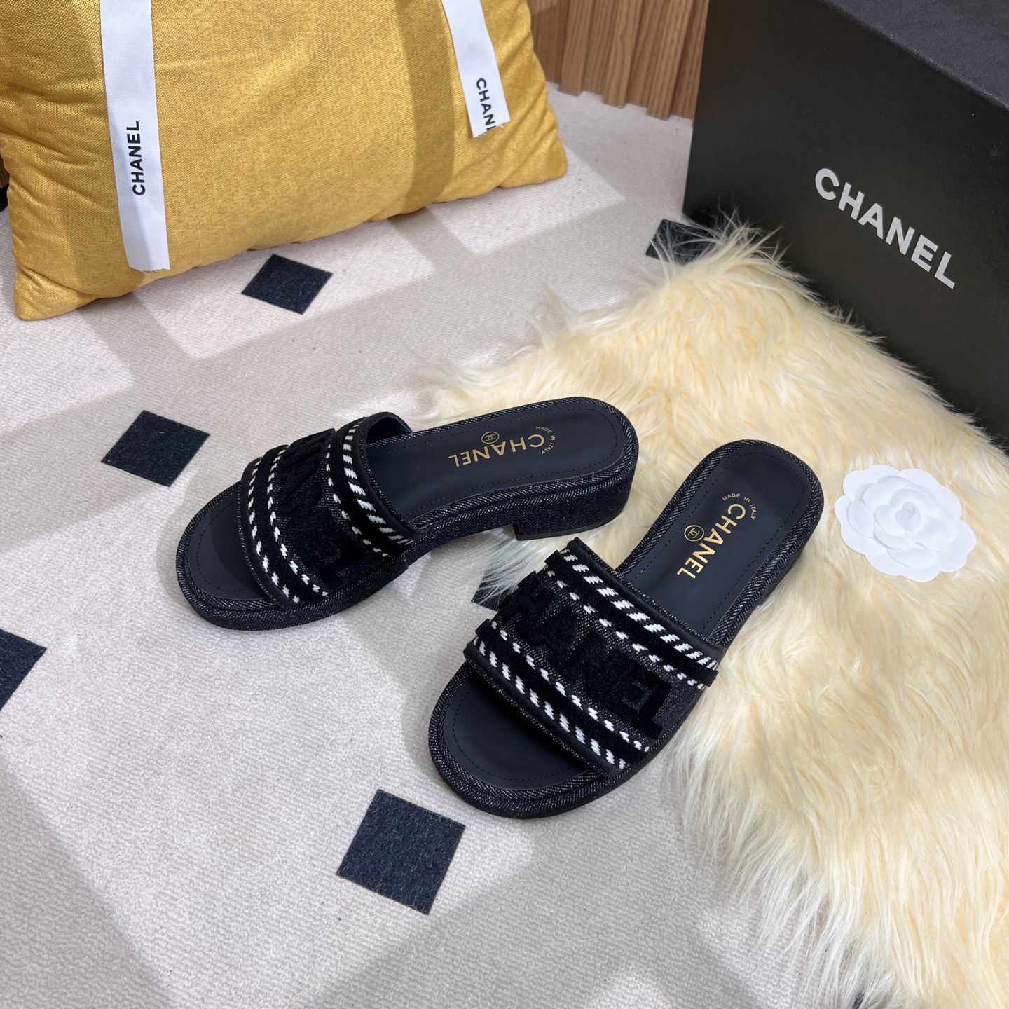 NO:252776,2025★★★★★★ Many celebrities are here to watch, a versatile series that domestic and foreign bloggers are popular. A must-have for spring and summer wardrobe matching. Sandals are the first choice. Upper silk embroidery. Inner: imported crystal sheepskin inner lining. Original mold-open custom leather sole. Shoe size: 35-39 (40, 41, custom-made, no return or exchange) Delivery luxury latest counter synchronous packaging, slippers, sandals, slippers, sheepskin, silk fabric, Leather soles198609092025★★★★★ 众多明星网红上脚,国内外博主刷爆的一个百搭系列,春夏衣橱搭配必备 凉鞋首选. 鞋面绸缎刺绣  内里: 进口水晶羊皮内里 大底原版开模定制真皮大底 鞋码: 35-39（40、41、定做不退换） 配送豪华最新专柜同步包装,拖鞋,sandals,slippers,sheepskin,silk fabric,Leather soles,Women's Shoes