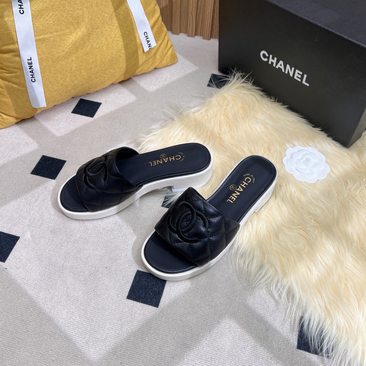 NO:252779,2025★★★★★★ Many celebrities are popular, a versatile series that domestic and foreign bloggers are popular. A must-have for spring and summer wardrobe matching. Sandals are the first choice. Upper sheepskin, silk lining: imported crystal sheepskin inner lining, original mold-open custom leather sole Shoe size: 35-39 (40, 41, custom made without return) Delivery luxury latest counter synchronous packaging, slippers, sandals, slippers, sheepskin, silk fabric, Leather soles198609092025★★★★★ 众多明星网红上脚,国内外博主刷爆的一个百搭系列,春夏衣橱搭配必备 凉鞋首选. 鞋面羊皮,绸缎  内里: 进口水晶羊皮内里 大底原版开模定制真皮大底 鞋码: 35-39（40、41、定做不退换） 配送豪华最新专柜同步包装,拖鞋,sandals,slippers,sheepskin,silk fabric,Leather soles,Women's Shoes