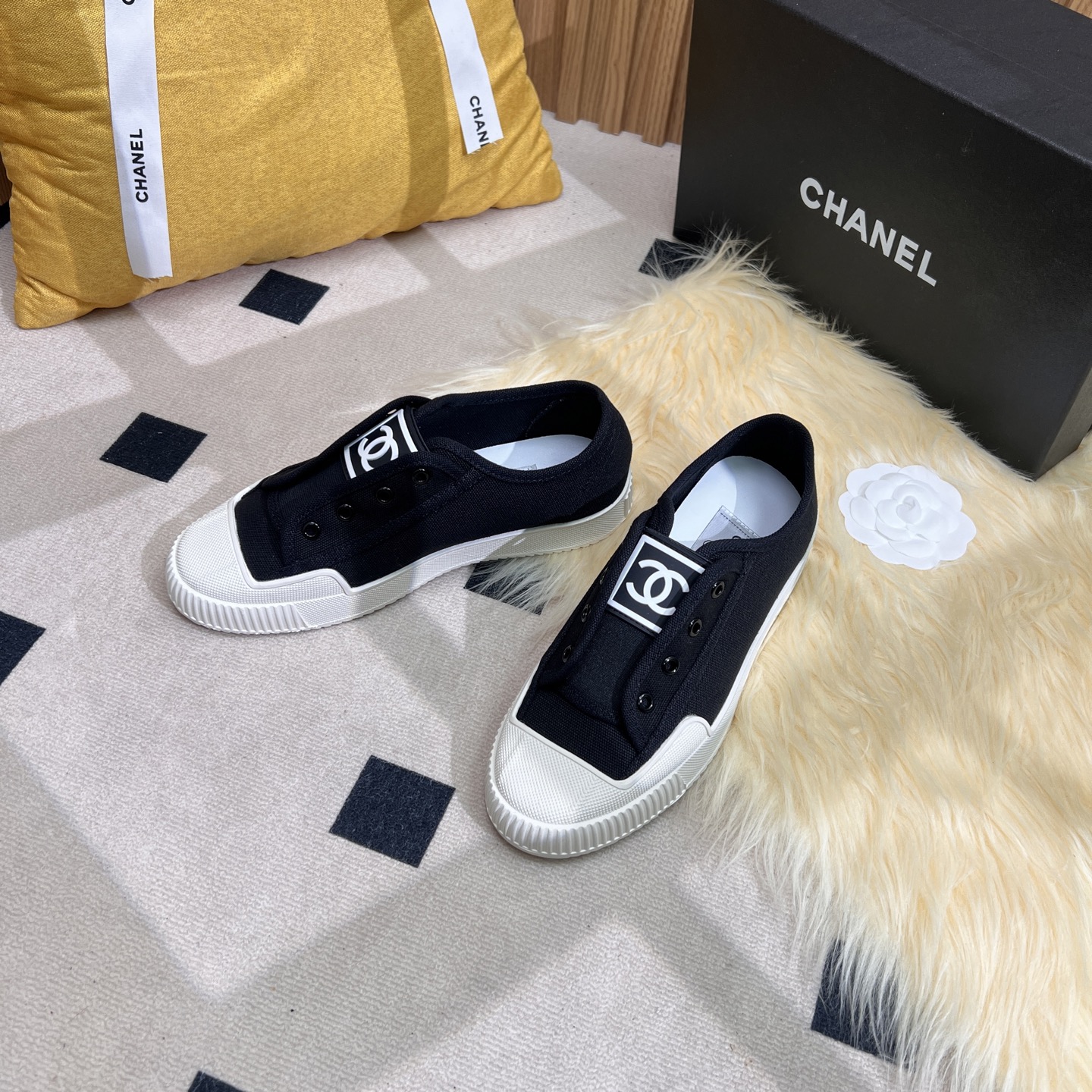 NO:254828,CHANEL/Chanel four-season shoes, in large quantities for sale!  Pure version, casual series!  Super comfortable and versatile to wear, you can match any clothes at will, no matter whether you are a student, hot mom, or internet celebrity, you are all beautiful. ●Texture imported waterproof canvas fabric with foot padding small goatskin decorative Chanel logo large logo original sole ● Color white/black ● 35～40, standard size, casual shoes/sports shoes, chanel, chanel, sneakers, sheepskin19860909CHANEL/香奈儿四季鞋,大量现货发售！清纯版,休闲系列！上脚超级舒适百搭,可以任意搭配任何衣服,不管你是学生派,还是辣妈派,还是网红派,美的你都是不要不要的上, ●Texture 鞋面进口防水帆布面料 垫脚小山羊皮 装饰香奈儿Logo大标 大底原版大底 ● Color白色/黑色 ● 35～40,标准码,休闲鞋/运动鞋,chanel,chanel,sneakers,sheepskin,Women's Shoes