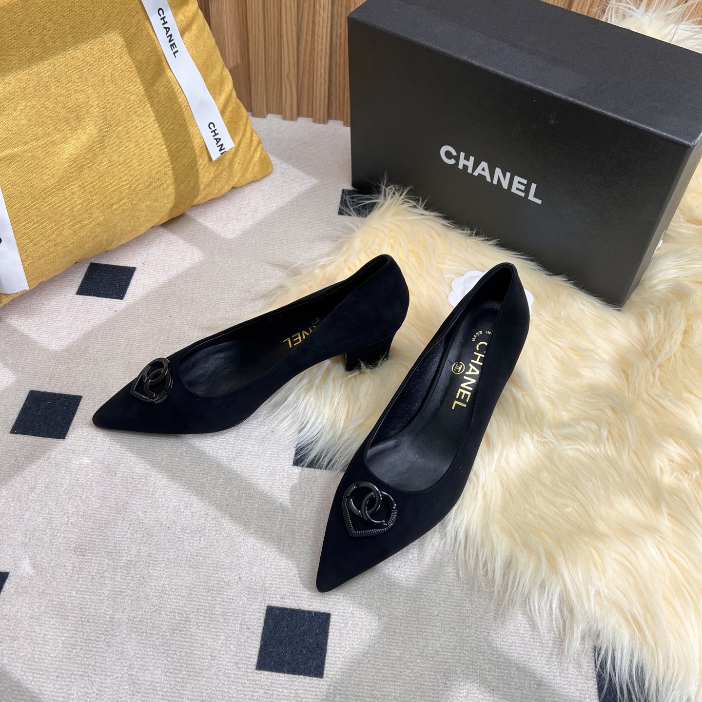 NO:252773,2025★★★★★★ Many celebrities are here to watch, a versatile series that domestic and foreign bloggers are popular. A must-have for spring and summer wardrobe matching. Sandals are the first choice. Upper cowhide inner lining: imported crystal sheepskin lining, original mold-open custom leather sole Shoe size: 35-39 (40, 41, customized without return) Delivery luxury latest counter synchronous packaging, single shoes, sandals, cowhide, sheepskin, Leather soles198609092025★★★★★ 众多明星网红上脚,国内外博主刷爆的一个百搭系列,春夏衣橱搭配必备 凉鞋首选. 鞋面牛皮  内里: 进口水晶羊皮内里 大底原版开模定制真皮大底 鞋码: 35-39（40、41、定做不退换） 配送豪华最新专柜同步包装,单鞋,sandals,cowhide,sheepskin,Leather soles,Women's Shoes