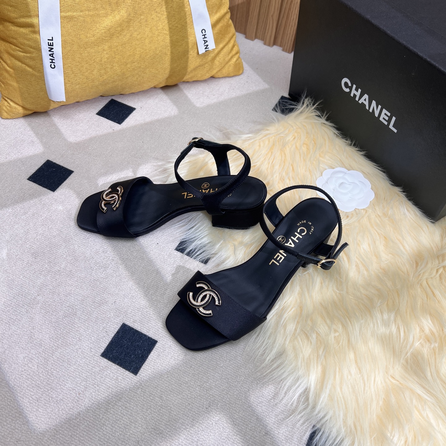 NO:252769,2025ss CHANEL C home mid-heel sandals, the iconic double C buttons are luxurious and eye-catching, highlighting the brand style. Various colors and materials are suitable for different dressing scenes. Whether you are strolling on the street or attending parties, it can enhance your temperament, allowing you to easily become the focus, and take the fashion road with elegant steps!  Silk and satin fabric, sheepskin lining, 35-39 (40.41 fixed), sandals, chanel, chanel, chanel, sandals, sheepskin, silk fabric198609092025ss CHANEL香奈儿c家中跟凉鞋,标志性双C扣奢华吸睛,彰显品牌格调.多样色彩与材质,适配不同穿搭场景.无论是漫步街头还是出席派对,它都能提升气质,让你轻松成为焦点,用优雅步伐踏出时尚之路！丝绸绸缎面料,羊皮内里,35-39（40.41定）,凉鞋,chanel,chanel,chanel,sandals,sheepskin,silk fabric,Women's Shoes