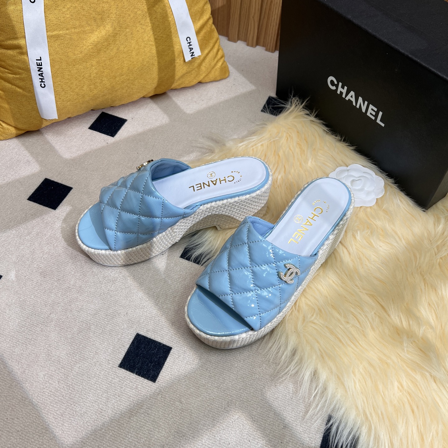 NO:252585,2025★★★★★★ Many celebrities are popular, a versatile series that domestic and foreign bloggers are popular. A must-have for spring and summer wardrobe matching. Sandals are the first choice. Upper sheepskin, silk lining: imported crystal sheepskin inner lining, original mold-open custom leather sole Shoe size: 35-39 (40, 41, custom made without return) Delivery luxury latest counter synchronous packaging, slippers, sandals, slippers, sheepskin, silk fabric, Leather soles198609092025★★★★★ 众多明星网红上脚,国内外博主刷爆的一个百搭系列,春夏衣橱搭配必备 凉鞋首选. 鞋面羊皮,绸缎  内里: 进口水晶羊皮内里 大底原版开模定制真皮大底 鞋码: 35-39（40、41、定做不退换） 配送豪华最新专柜同步包装,拖鞋,sandals,slippers,sheepskin,silk fabric,Leather soles,Women's Shoes