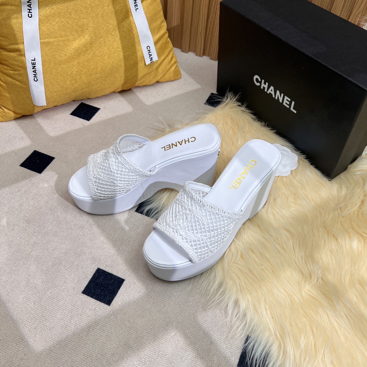NO:252588,* Xiaoxiang 2025 Spring and Summer. Latest woven wedge sandals!  Must-in-One year, this is the simplest and most trendy versatile artifact!  Super attractive!  Upper woven satin, inner lining/foot pad imported sheepskin outsole rubber size 35-40 40 41 custom made, slippers, sandals, slippers, sheepskin, silk fabric19860909* 小香2025春夏.最新编织坡跟凉鞋！ 每年必入,这款是最简单而且最潮的万能百搭神器！超级耐看哟！ 鞋面编织绸缎 内里/垫脚进口羊皮 大底橡胶 码数35-40 40 41定做,拖鞋,sandals,slippers,sheepskin,silk fabric,Women's Shoes
