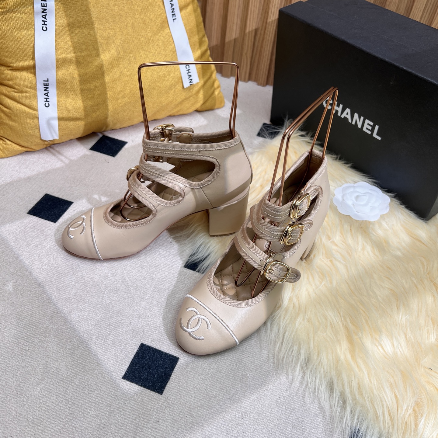 NO:254811,Xiangjia Chane 25 Mary Jane Ballet Single Shoes Showcase Upper fabric original one to one sheepskin satin, sheepskin, original one to one super beautiful ballet shoes imported from the inner lining imported flat soft grain cowhide inner water dyed sheepskin footbeds outsole original Italian translucent leather outsole shoe size 34-41, 34.40.41. Custom made full set of counter synchronous packaging, ballet shoes, chanel, chanel, mary jane, cowhide, sheepskin, silk fabric, Leather soles19860909香家chane 25款玛丽珍芭蕾舞单鞋走秀款 鞋面面料原版一比一羊皮绸缎,羊皮里,原版一比一开超美芭蕾舞鞋 内里进口平整柔软粒面牛皮内里水染羊皮垫脚 大底原版意大利透染真皮大底 鞋码34-41,34.40.41.定做 全套专柜同步包装,芭蕾舞鞋,chanel,chanel,mary jane,cowhide,sheepskin,silk fabric,Leather soles,Women's Shoes