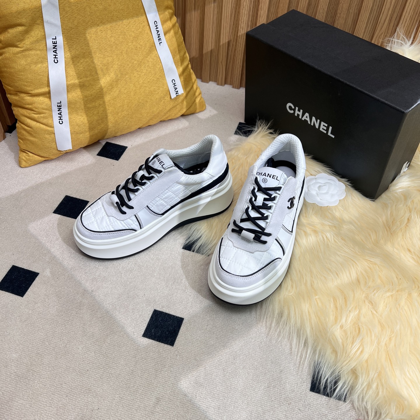 NO:239328,PChanel Chanel Panda Shoes!  Top casual sneakers for the 2025 counter This classic design; the upper is crafted and electric embroidered with various craftsmanship; the sole is fashionable and sporty; it is an extraordinary variety of color matching elements... The diversified mix and match is very beautiful and versatile, casual, fashionable, sports, and outdoors can be taken into account... Go material The upper uses original imported silk cowhide   original tarp   original head cowhide The inner uses original sheepli   net Outsole based on original TPU combination sole The counter is boutique packaging for women 35–41, casual shoes/sports shoes, chanel, chanel, sneakers, cowhide19860909PChanel香奈儿熊猫鞋！2025专柜顶级休闲款运动鞋 这款经典设计；鞋面多种工艺电绣的风格；大底却时尚运动；不平凡的拥入了多种配色元素…… 多元化混搭非常好看百搭,休闲,时尚,运动,户外都能兼顾…… Go 材料 鞋面采用 原版进口头层丝绸牛皮 原版防水布 原版头层牛皮 内里采用 原版羊里 网 大底根据 原版TPU组合大底 专柜精品包装全套女35–41,休闲鞋/运动鞋,chanel,chanel,sneakers,cowhide,Women's Shoes