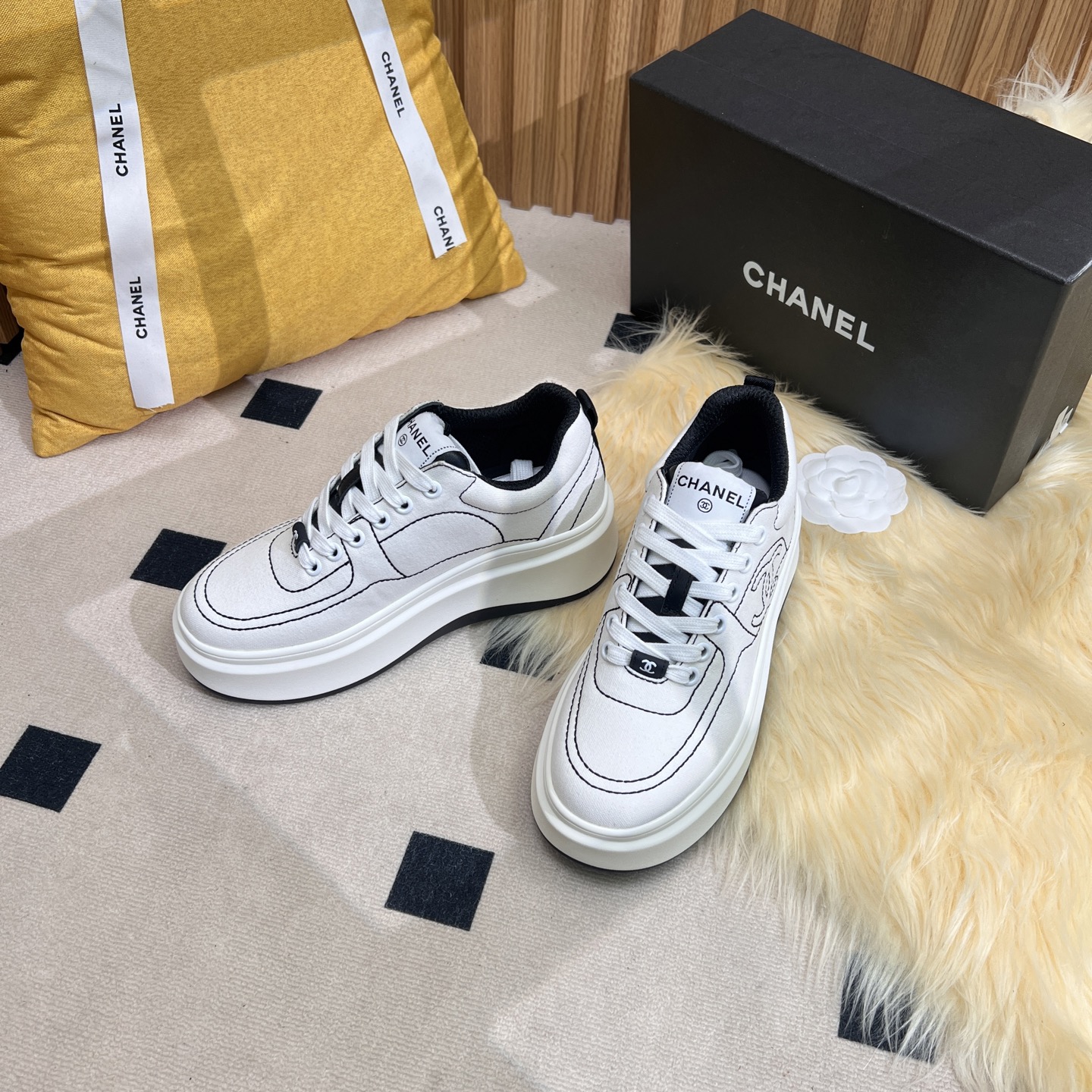 NO:239326,Chanel Chanel Panda Shoes!  Top casual sneakers for the 2025 counter This classic design; the upper is crafted and electric embroidered with various craftsmanship; the sole is fashionable and sporty; it is an extraordinary and has incorporated a variety of color matching elements... The diversified mix and match is very beautiful and versatile, casual, fashionable, sports, and outdoors can be taken into account... Go material The upper is made of original imported silk cowhide   original tarp   original head cowhide The inner part is made of original sheepli   net Outsole based on original TPU combination sole The counter is made of high-quality packaging for women 35–41, casual shoes/sports shoes, chanel, chanel, sneakers, cowhide19860909Chanel香奈儿熊猫鞋！2025专柜顶级休闲款运动鞋 这款经典设计；鞋面多种工艺电绣的风格；大底却时尚运动；不平凡的拥入了多种配色元素…… 多元化混搭非常好看百搭,休闲,时尚,运动,户外都能兼顾…… Go 材料 鞋面采用 原版进口头层丝绸牛皮 原版防水布 原版头层牛皮 内里采用 原版羊里 网 大底根据 原版TPU组合大底 专柜精品包装全套女35–41,休闲鞋/运动鞋,chanel,chanel,sneakers,cowhide,Women's Shoes