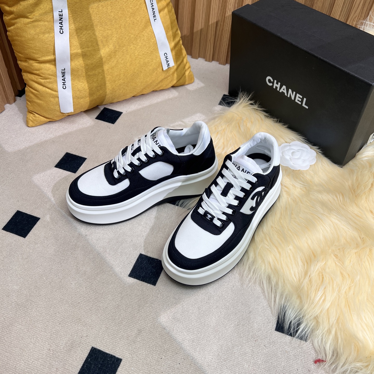 NO:239324,Chanel Chanel Panda Shoes!  The top casual sneakers for the 2025 counter P This classic design; the upper is crafted and electric embroidered with various craftsmanship styles; the sole is fashionable and sporty; it is an extraordinary variety of color matching elements... The diversified mix and match is very beautiful and versatile, casual, fashionable, sports, and outdoors can be taken into account... Go material The upper uses original imported silk cowhide   original tarp   original head cowhide The inner uses original sheepli   net Outsole based on original TPU combination sole The counter is boutique packaging for women 35–41, casual shoes/sports shoes, chanel, chanel, sneakers, cowhide19860909Chanel香奈儿熊猫鞋！2025专柜顶级休闲款运动鞋 P这款经典设计；鞋面多种工艺电绣的风格；大底却时尚运动；不平凡的拥入了多种配色元素…… 多元化混搭非常好看百搭,休闲,时尚,运动,户外都能兼顾…… Go 材料 鞋面采用 原版进口头层丝绸牛皮 原版防水布 原版头层牛皮 内里采用 原版羊里 网 大底根据 原版TPU组合大底 专柜精品包装全套女35–41,休闲鞋/运动鞋,chanel,chanel,sneakers,cowhide,Women's Shoes