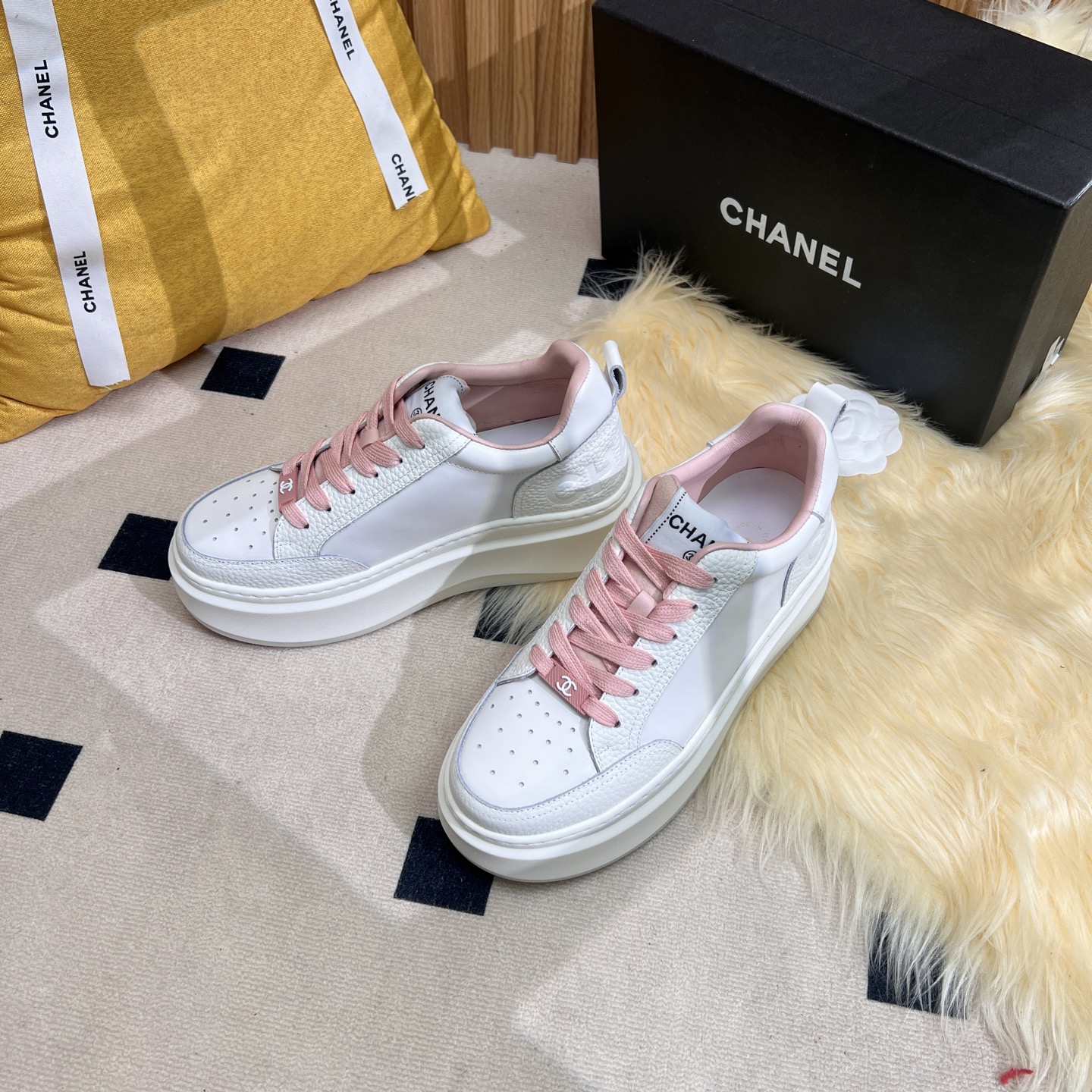 NO:239330,Chanel Chanel Panda Shoes!  Top casual sneakers for the 2025 counter This classic design; the upper is crafted and electric embroidered with various craftsmanship; the sole is fashionable and sporty; it is an extraordinary and has incorporated a variety of color matching elements... The diversified mix and match is very beautiful and versatile, casual, fashionable, sports, and outdoors can be taken into account... Go material The upper is made of original imported silk cowhide   original tarp   original head cowhide The inner part is made of original sheepli   net Outsole based on original TPU combination sole The counter is made of high-quality packaging for women 35–41, casual shoes/sports shoes, chanel, chanel, sneakers, cowhide19860909Chanel香奈儿熊猫鞋！2025专柜顶级休闲款运动鞋 这款经典设计；鞋面多种工艺电绣的风格；大底却时尚运动；不平凡的拥入了多种配色元素…… 多元化混搭非常好看百搭,休闲,时尚,运动,户外都能兼顾…… Go 材料 鞋面采用 原版进口头层丝绸牛皮 原版防水布 原版头层牛皮 内里采用 原版羊里 网 大底根据 原版TPU组合大底 专柜精品包装全套女35–41,休闲鞋/运动鞋,chanel,chanel,sneakers,cowhide,Women's Shoes