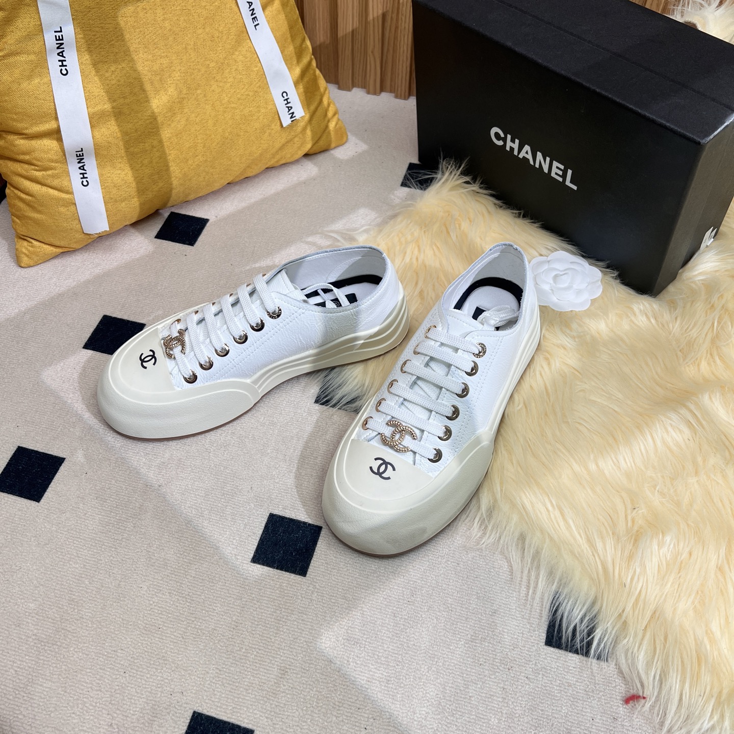 NO:239332,Chanel Chanel Panda Shoes!  Top casual sneakers for counter This classic design; the upper is made of electric embroidery styles; the sole is fashionable and sporty; it is an extraordinary variety of color matching elements... The diversified mix and match is very beautiful and versatile, casual, fashionable, sports, and outdoors can be taken into account... Go material The upper is made of original imported silk cowhide   original tarp   original head cowhide The inner is made of original sheepli   net Outsole based on original TPU combination sole The counter is made of high-quality packaging for women 35–41, casual shoes/sports shoes, chanel, chanel, sneakers, cowhide19860909Chanel香奈儿熊猫鞋！专柜顶级休闲款运动鞋 这款经典设计；鞋面多种工艺电绣的风格；大底却时尚运动；不平凡的拥入了多种配色元素…… 多元化混搭非常好看百搭,休闲,时尚,运动,户外都能兼顾…… Go 材料 鞋面采用 原版进口头层丝绸牛皮 原版防水布 原版头层牛皮 内里采用 原版羊里 网 大底根据 原版TPU组合大底 专柜精品包装全套女35–41,休闲鞋/运动鞋,chanel,chanel,sneakers,cowhide,Women's Shoes