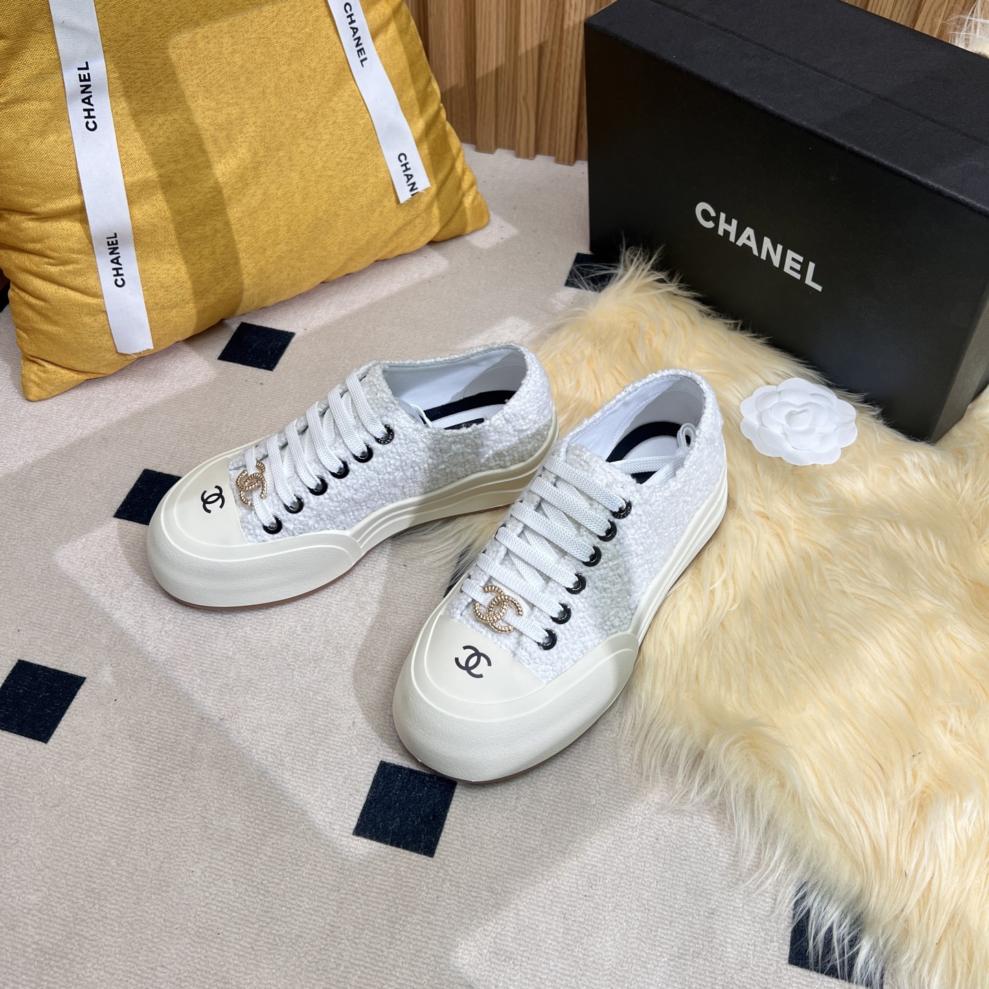 NO:239334,Chanel Chanel Panda Shoes!  Top casual sneakers for counter This classic design; the upper is made of electric embroidery styles; the sole is fashionable and sporty; it is an extraordinary variety of color matching elements... The diversified mix and match is very beautiful and versatile, casual, fashionable, sports, and outdoors can be taken into account... Go material The upper is made of original imported silk cowhide   original tarp   original head cowhide The inner is made of original sheepli   net Outsole based on original TPU combination sole The counter is made of high-quality packaging for women 35–41, casual shoes/sports shoes, chanel, chanel, sneakers, cowhide19860909Chanel香奈儿熊猫鞋！专柜顶级休闲款运动鞋 这款经典设计；鞋面多种工艺电绣的风格；大底却时尚运动；不平凡的拥入了多种配色元素…… 多元化混搭非常好看百搭,休闲,时尚,运动,户外都能兼顾…… Go 材料 鞋面采用 原版进口头层丝绸牛皮 原版防水布 原版头层牛皮 内里采用 原版羊里 网 大底根据 原版TPU组合大底 专柜精品包装全套女35–41,休闲鞋/运动鞋,chanel,chanel,sneakers,cowhide,Women's Shoes