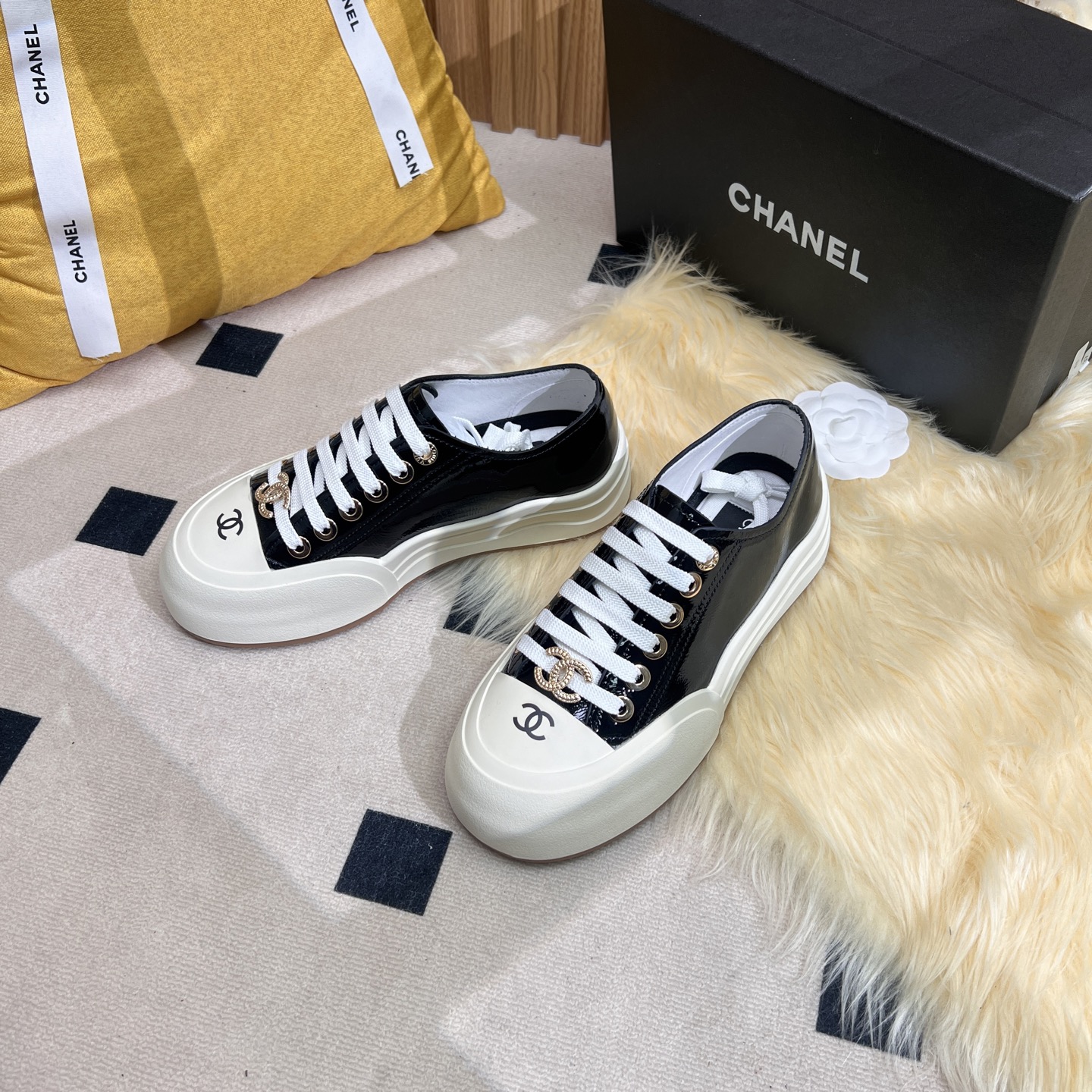 NO:239317,Chanel Chanel Panda Shoes!  Top casual sneakers for counter This classic design; the upper is made of electric embroidery styles; the sole is fashionable and sporty; it is an extraordinary variety of color matching elements... The diversified mix and match is very beautiful and versatile, casual, fashionable, sports, and outdoors can be taken into account... Go material The upper is made of original imported silk cowhide   original tarp   original head cowhide The inner is made of original sheepli   net Outsole based on original TPU combination sole The counter is made of high-quality packaging for women 35–41, casual shoes/sports shoes, chanel, chanel, sneakers, cowhide19860909Chanel香奈儿熊猫鞋！专柜顶级休闲款运动鞋 这款经典设计；鞋面多种工艺电绣的风格；大底却时尚运动；不平凡的拥入了多种配色元素…… 多元化混搭非常好看百搭,休闲,时尚,运动,户外都能兼顾…… Go 材料 鞋面采用 原版进口头层丝绸牛皮 原版防水布 原版头层牛皮 内里采用 原版羊里 网 大底根据 原版TPU组合大底 专柜精品包装全套女35–41,休闲鞋/运动鞋,chanel,chanel,sneakers,cowhide,Women's Shoes