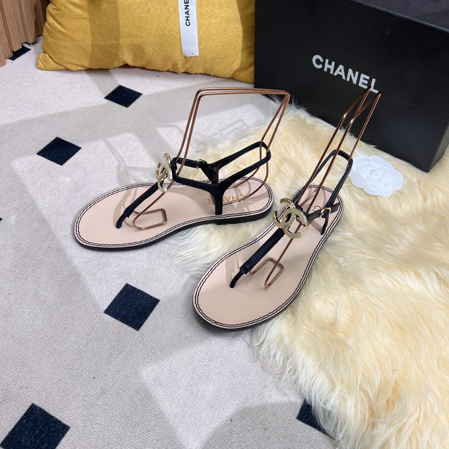 NO:240410,2025★★★★★★ Many celebrities are here to watch, a versatile series that domestic and foreign bloggers are popular. A must-have for spring and summer wardrobe matching. Sandals are the first choice. Upper sheepskin, inner lining: imported crystal sheepskin inner lining, original mold-open custom leather sole Shoe size: 35-39 (40, 41, customized without return) Delivery luxury latest counter synchronous packaging, split-toe shoes, sandals, sheepskin, Leather soles198609092025★★★★★ 众多明星网红上脚,国内外博主刷爆的一个百搭系列,春夏衣橱搭配必备 凉鞋首选. 鞋面羊皮,  内里: 进口水晶羊皮内里 大底原版开模定制真皮大底 鞋码: 35-39（40、41、定做不退换） 配送豪华最新专柜同步包装,分趾鞋,sandals,sheepskin,Leather soles,Women's Shoes